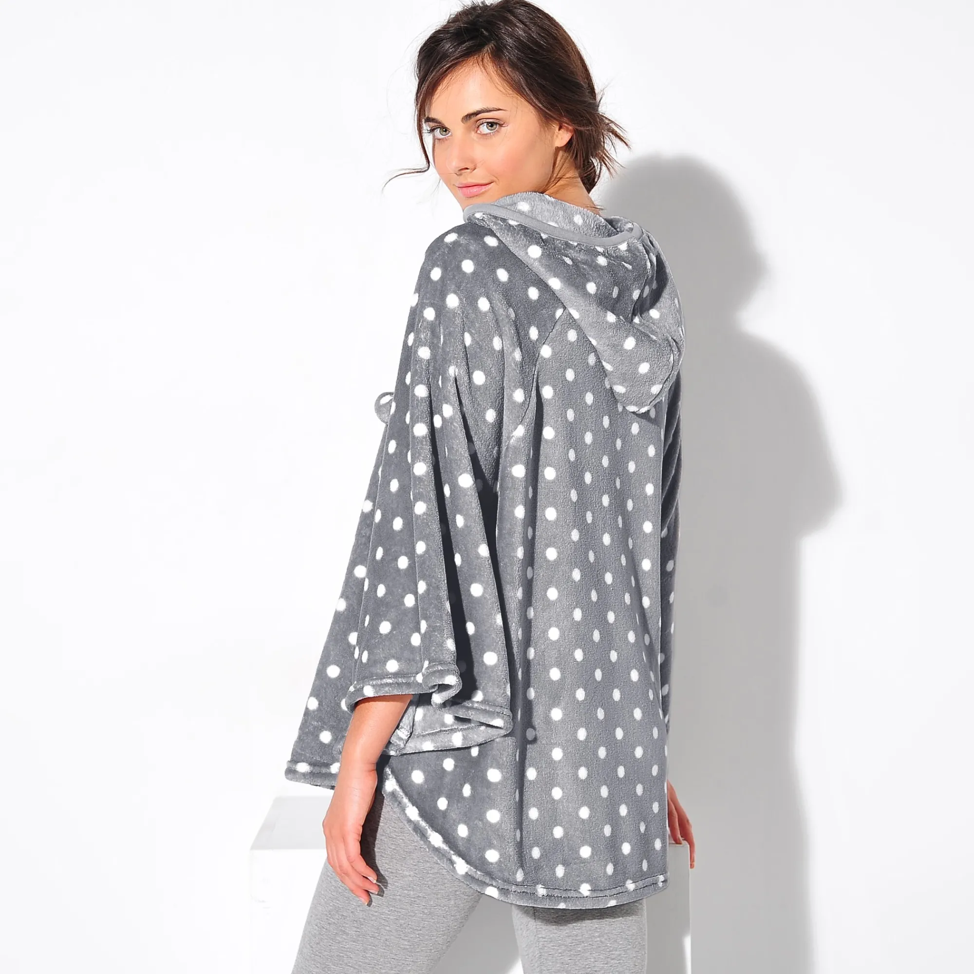 Peignoir En Kamerjas<Blancheporte Poncho in fleece met pluchetouch en kap grijs/bolletjesprint