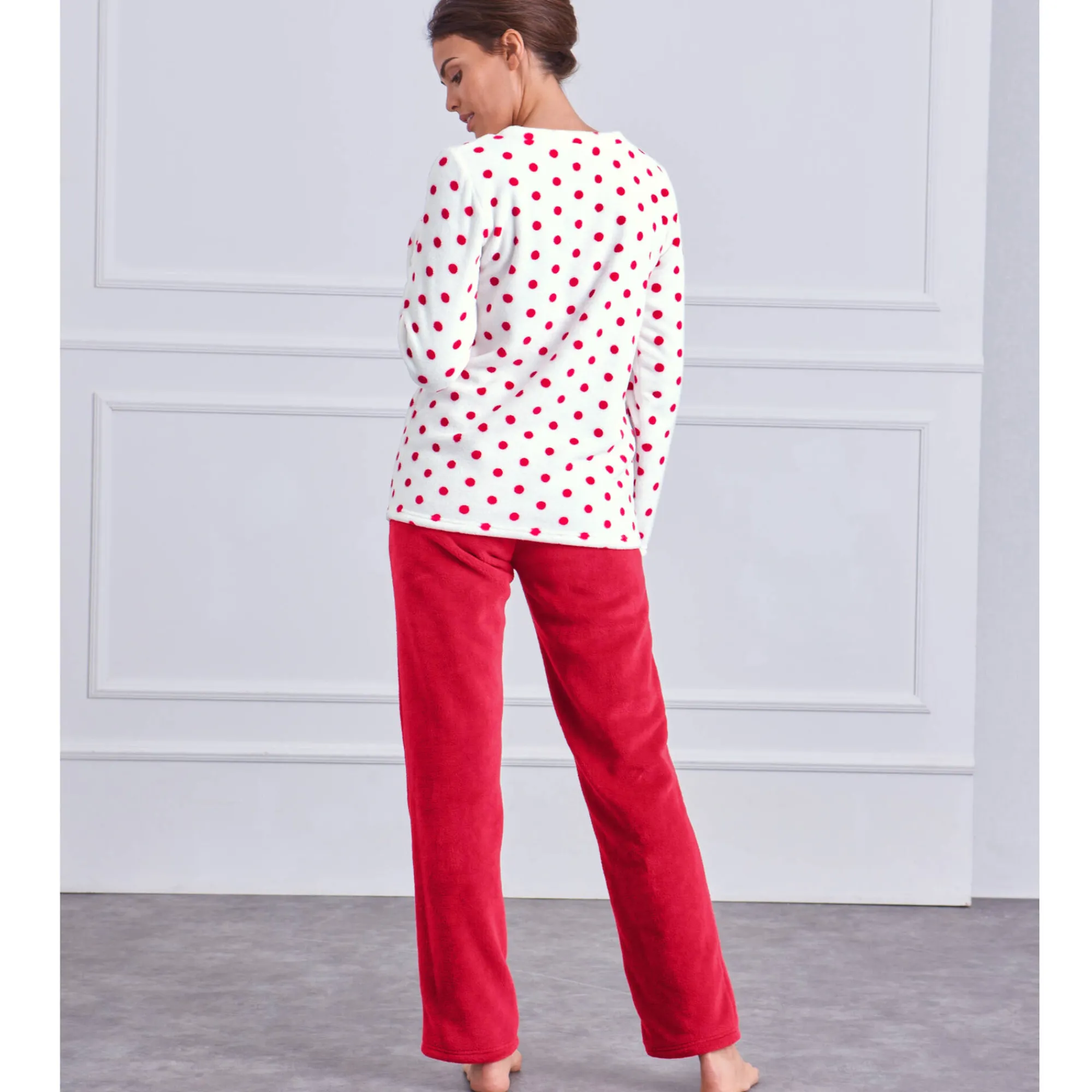 Pyjama<Blancheporte Pyjama in fleece met stippenprint, pluchetouch en lange mouwen kers bolletjes