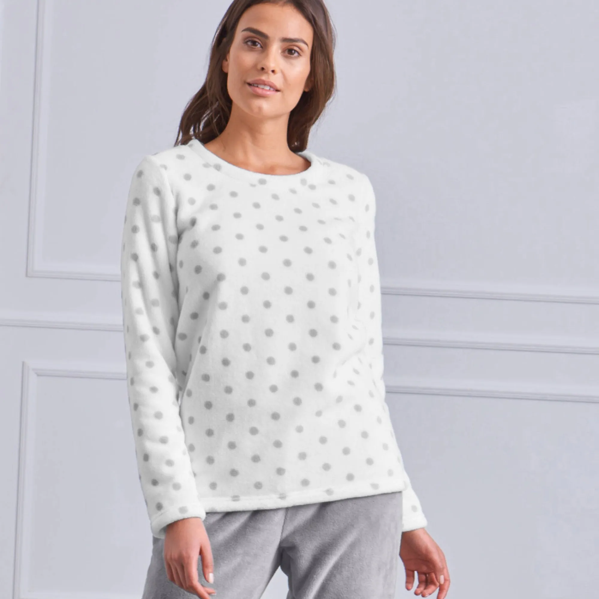 Pyjama<Blancheporte Pyjama in fleece met stippenprint, pluchetouch en lange mouwen grijs