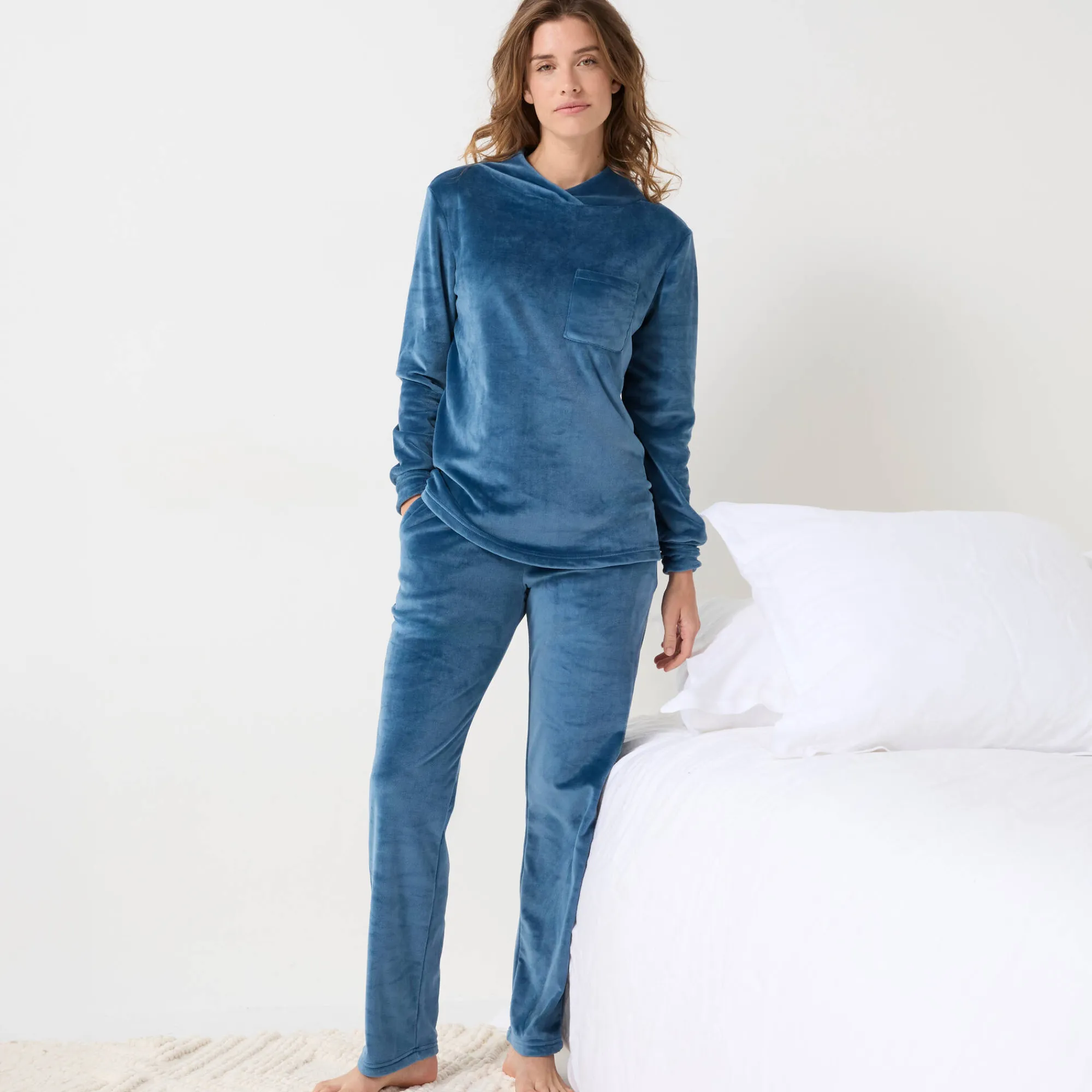 Pyjama<Blancheporte Pyjama in velours met gekruiste hals en lange mouwen petroleumblauw