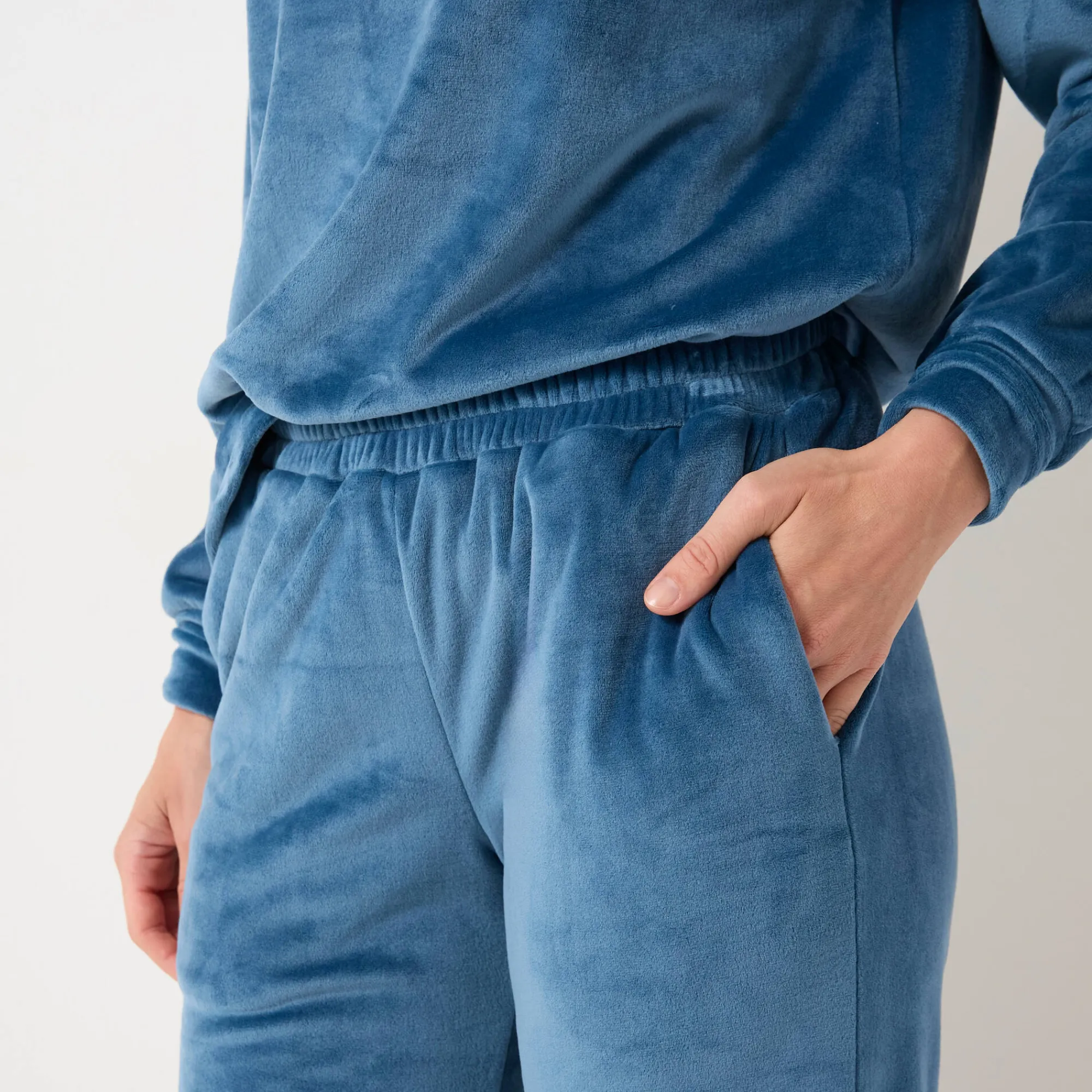 Pyjama<Blancheporte Pyjama in velours met gekruiste hals en lange mouwen petroleumblauw