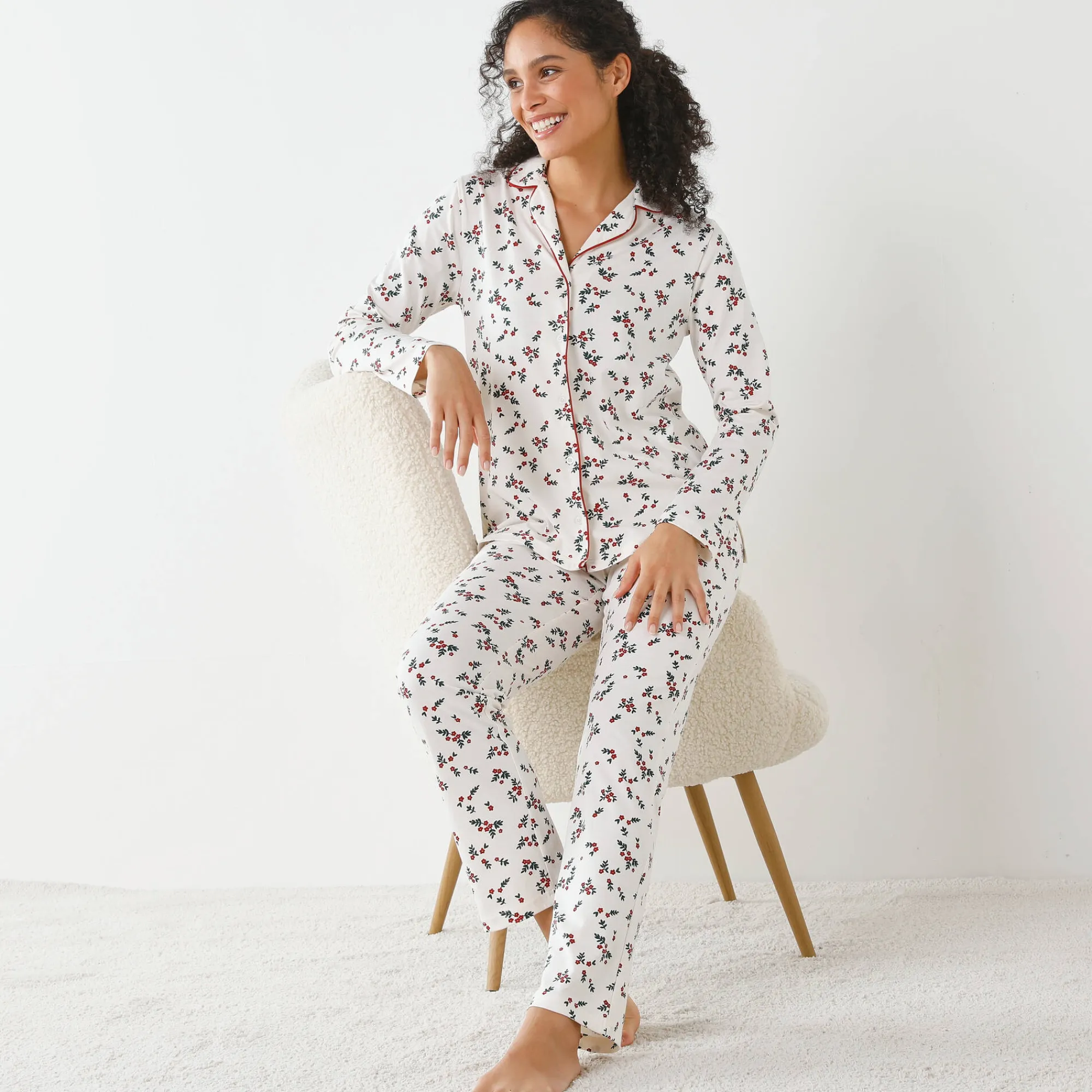 Pyjama<Blancheporte Pyjama met reverskraag en hulstprint ecru / kersenrood