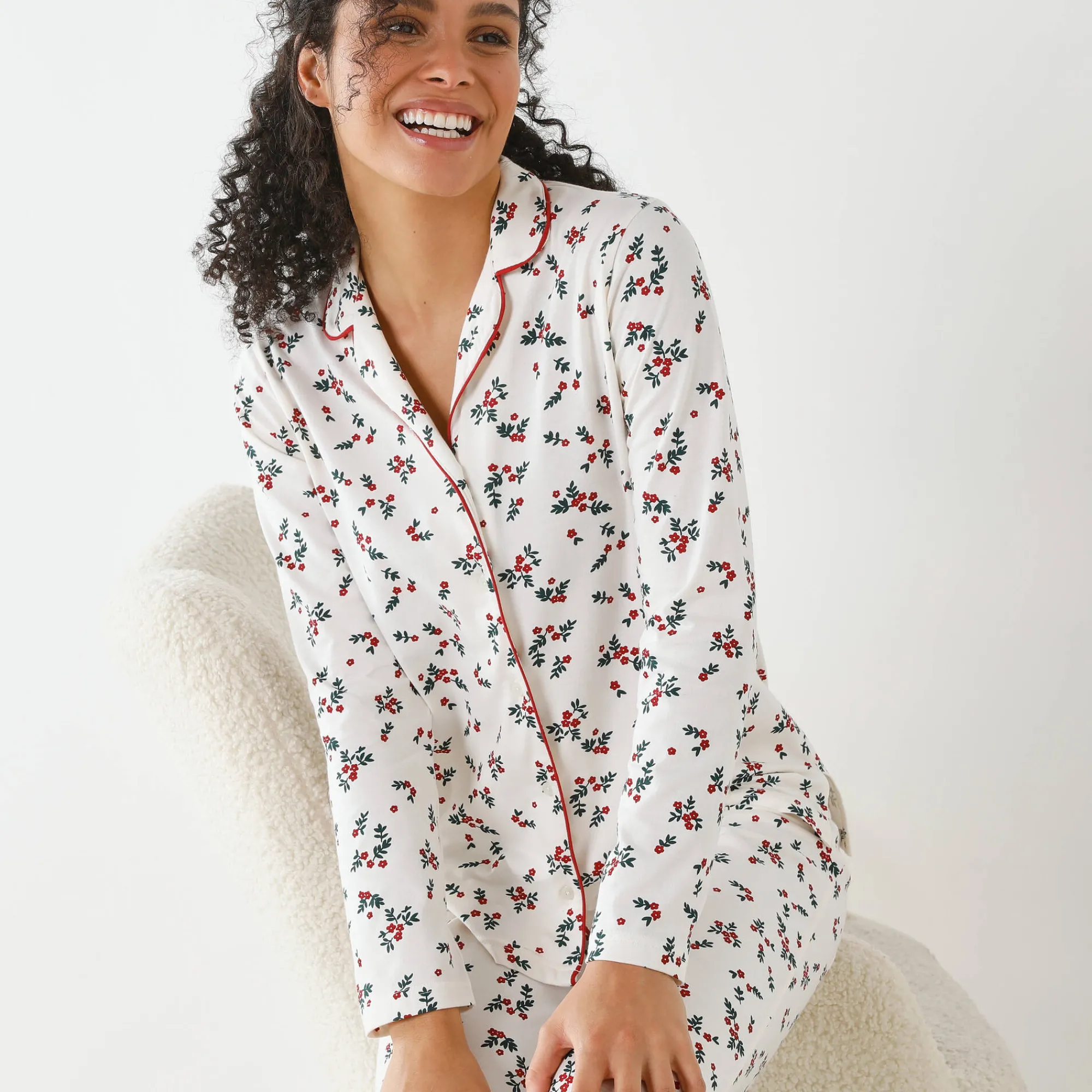 Pyjama<Blancheporte Pyjama met reverskraag en hulstprint ecru / kersenrood