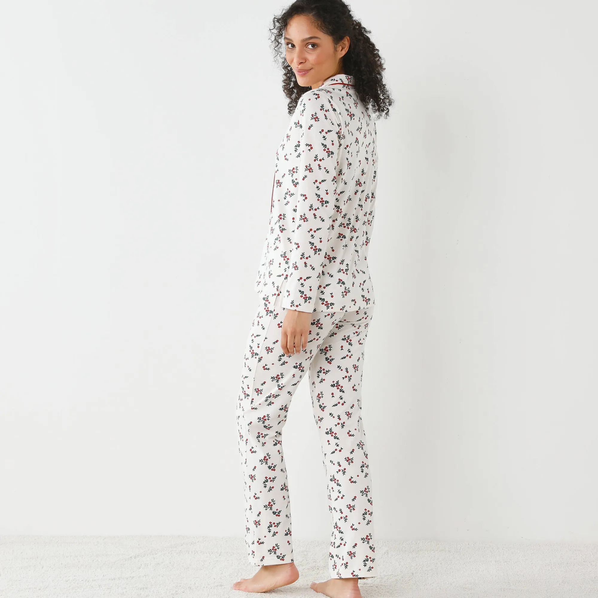 Pyjama<Blancheporte Pyjama met reverskraag en hulstprint ecru / kersenrood