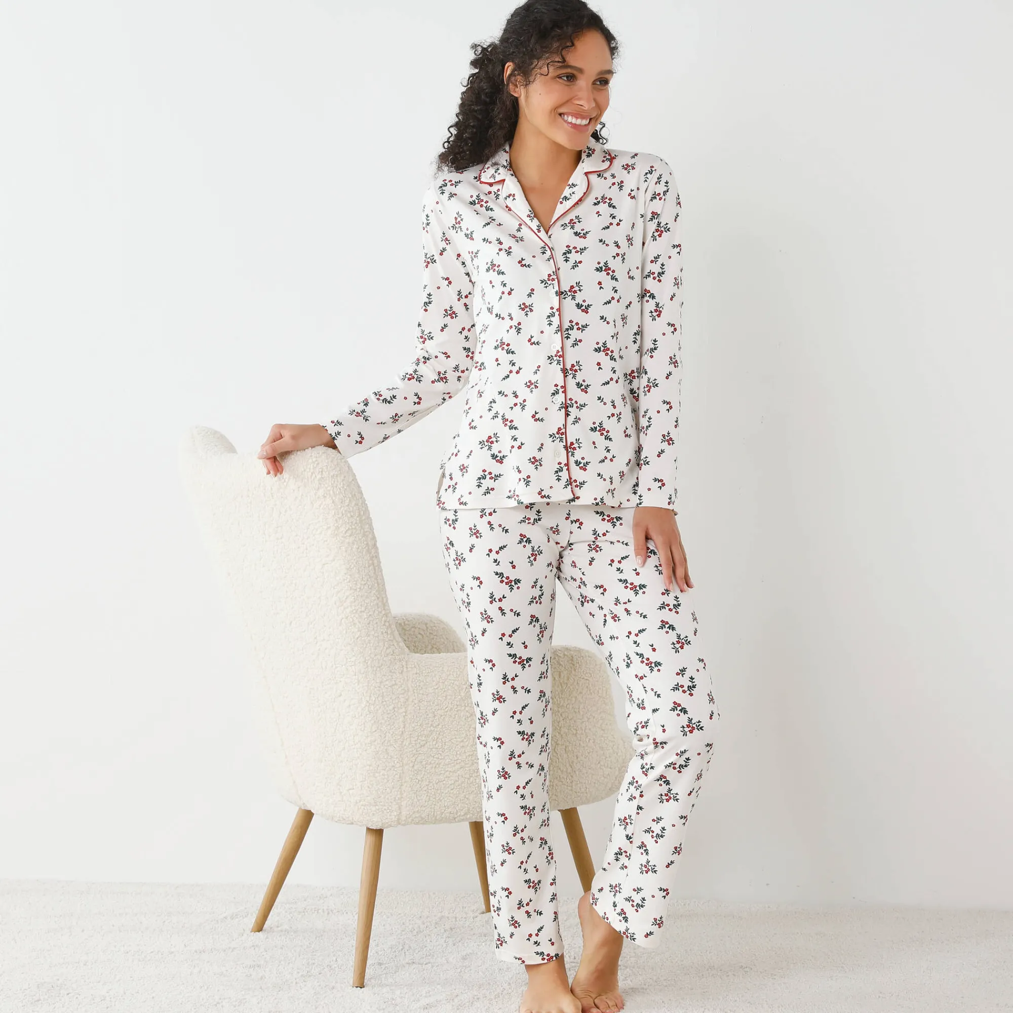 Pyjama<Blancheporte Pyjama met reverskraag en hulstprint ecru / kersenrood
