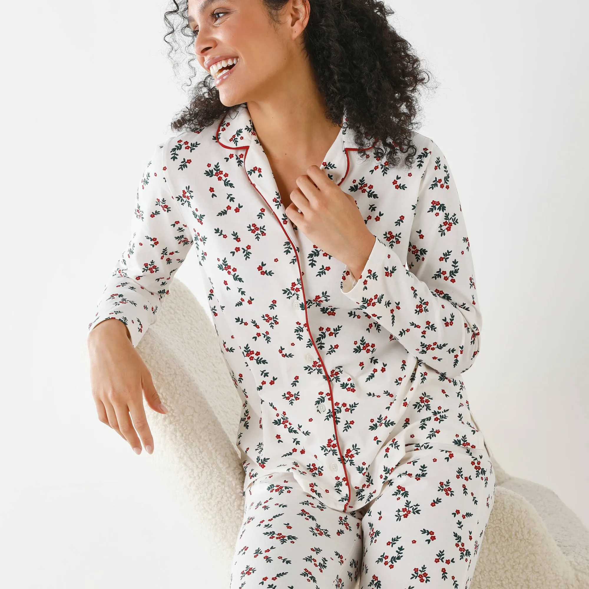 Pyjama<Blancheporte Pyjama met reverskraag en hulstprint ecru / kersenrood