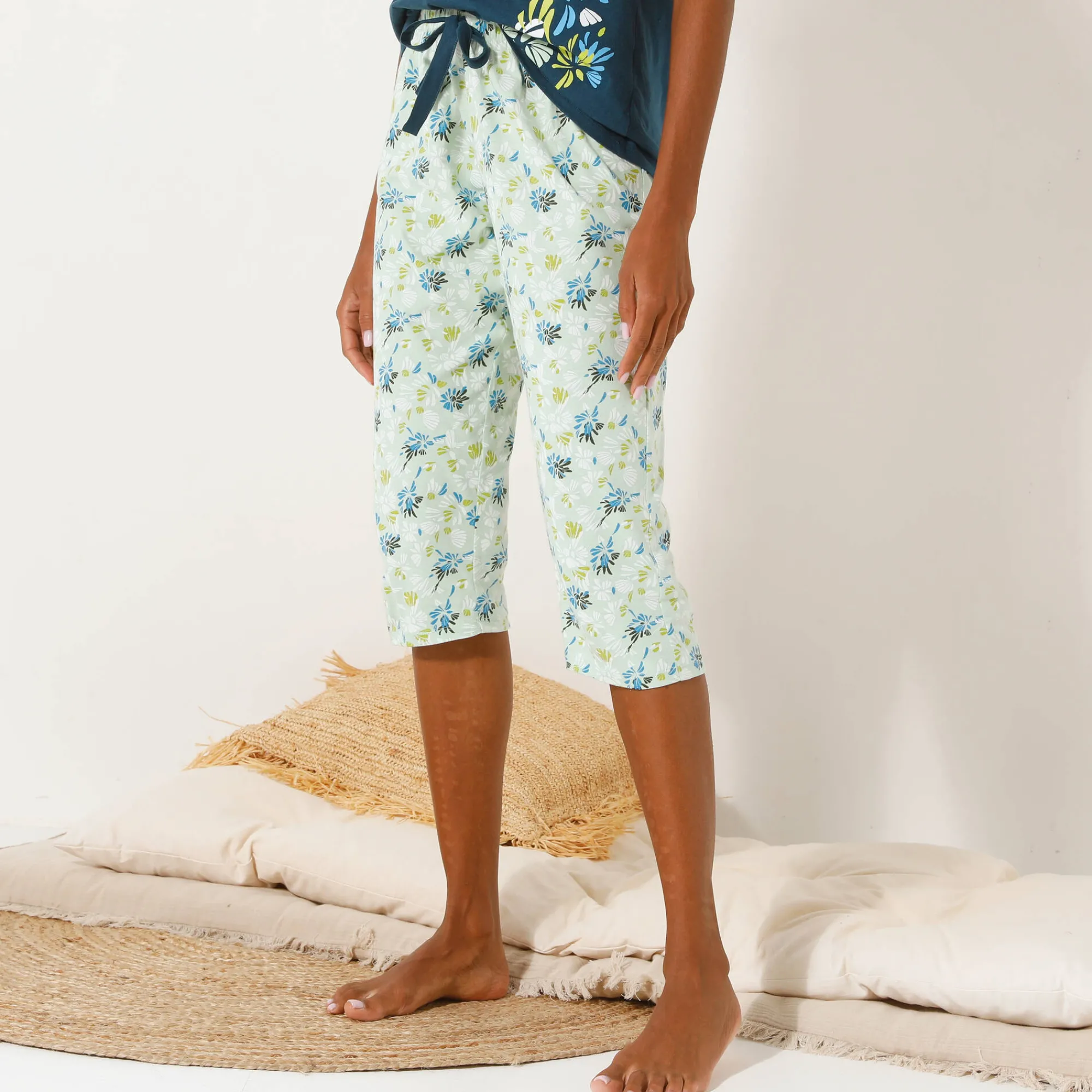 Pyjama<Blancheporte 3/4-pyjamabroek met bloemblaadjesprint linde / ecru
