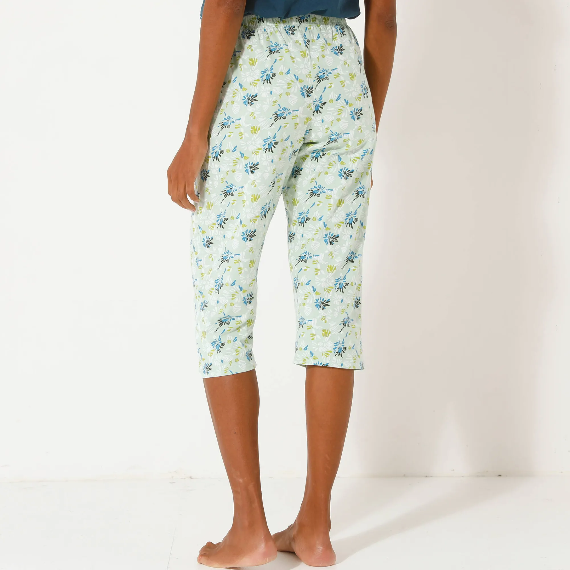 Pyjama<Blancheporte 3/4-pyjamabroek met bloemblaadjesprint linde / ecru
