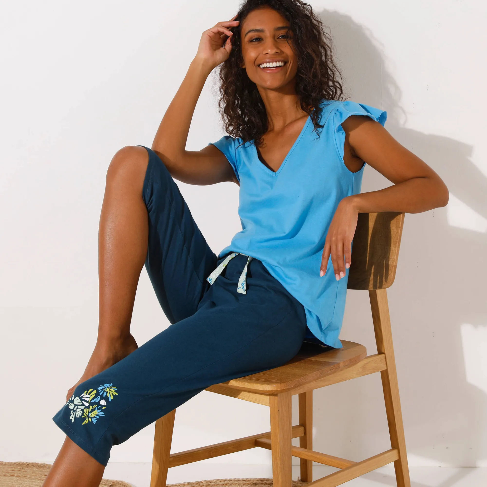 Pyjama<Blancheporte 3/4-pyjamabroek met geplaatste bloemblaadjesprint donkerblauw