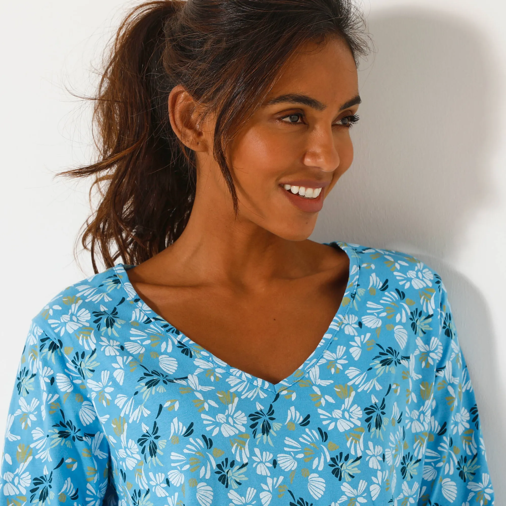 Pyjama<Blancheporte Pyjamashirt met lange mouwen en bloemblaadjesprint blauw / ecru