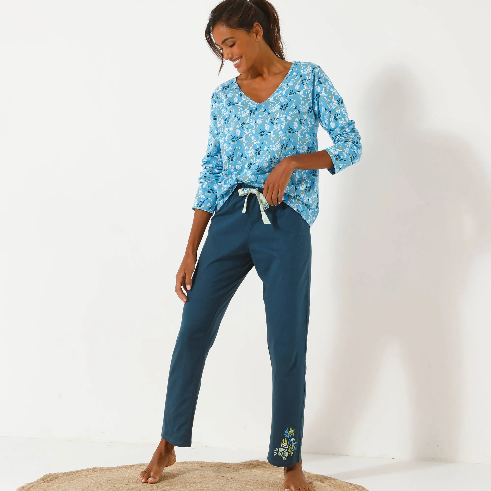 Pyjama<Blancheporte Pyjamashirt met lange mouwen en bloemblaadjesprint blauw / ecru