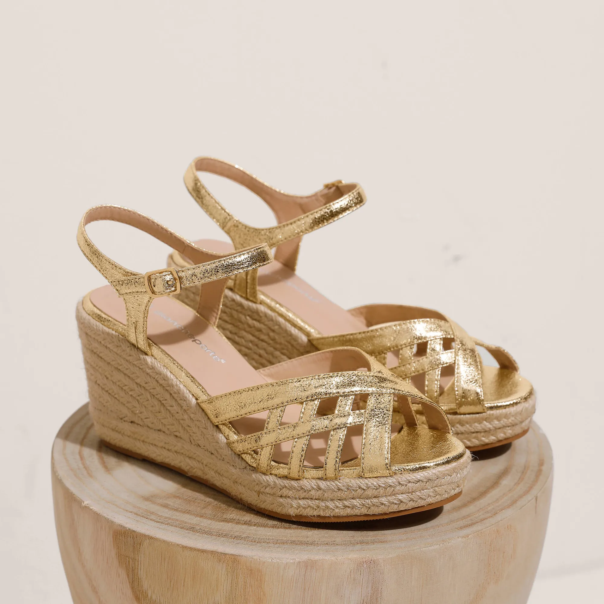 Sandalen En Espadrilles|Schoenen<Blancheporte Sandalen met sleehak en gekruiste riempjes goudkleurig