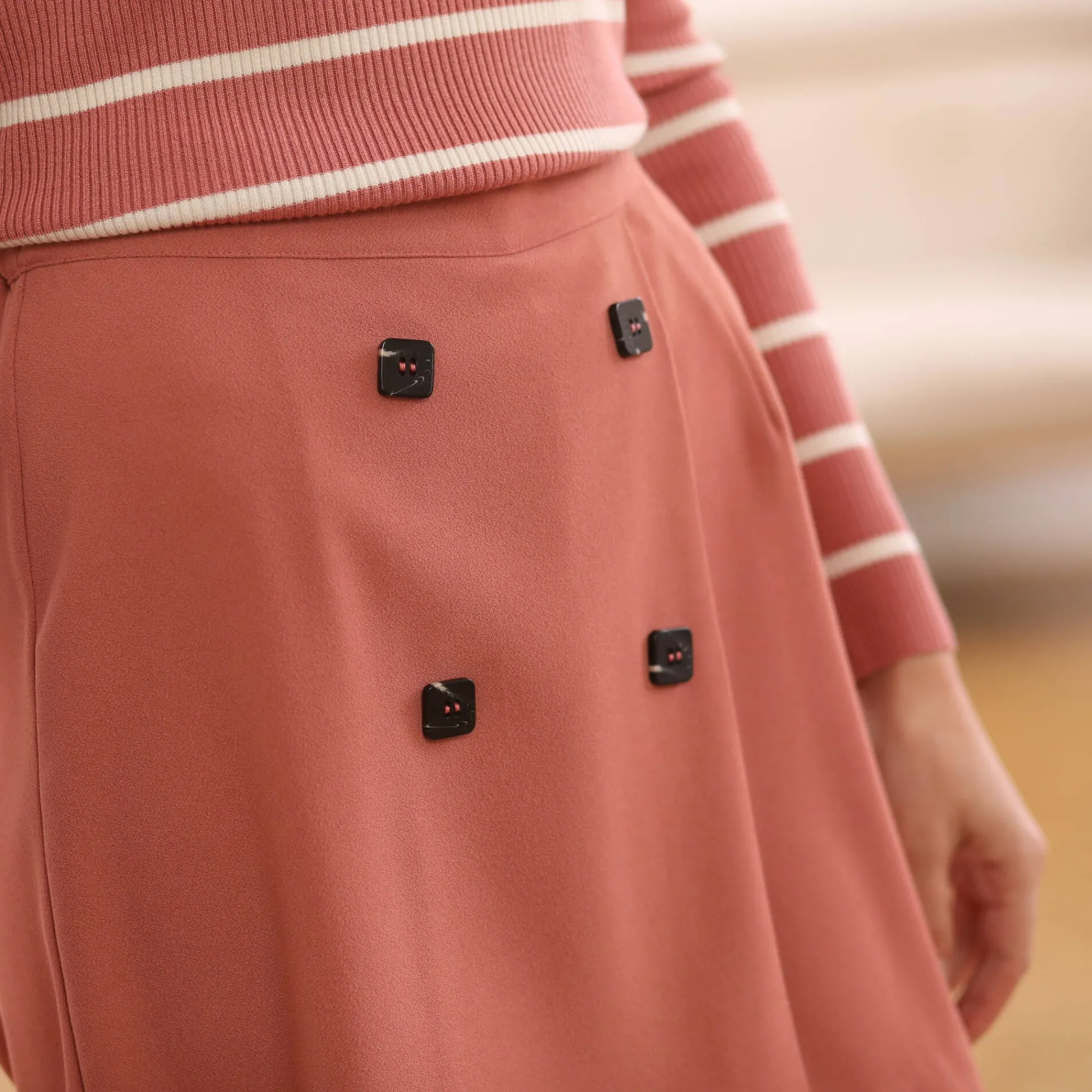 Rok<Blancheporte Shortrokje in wikkelstijl met knoopsluiting rozenhout