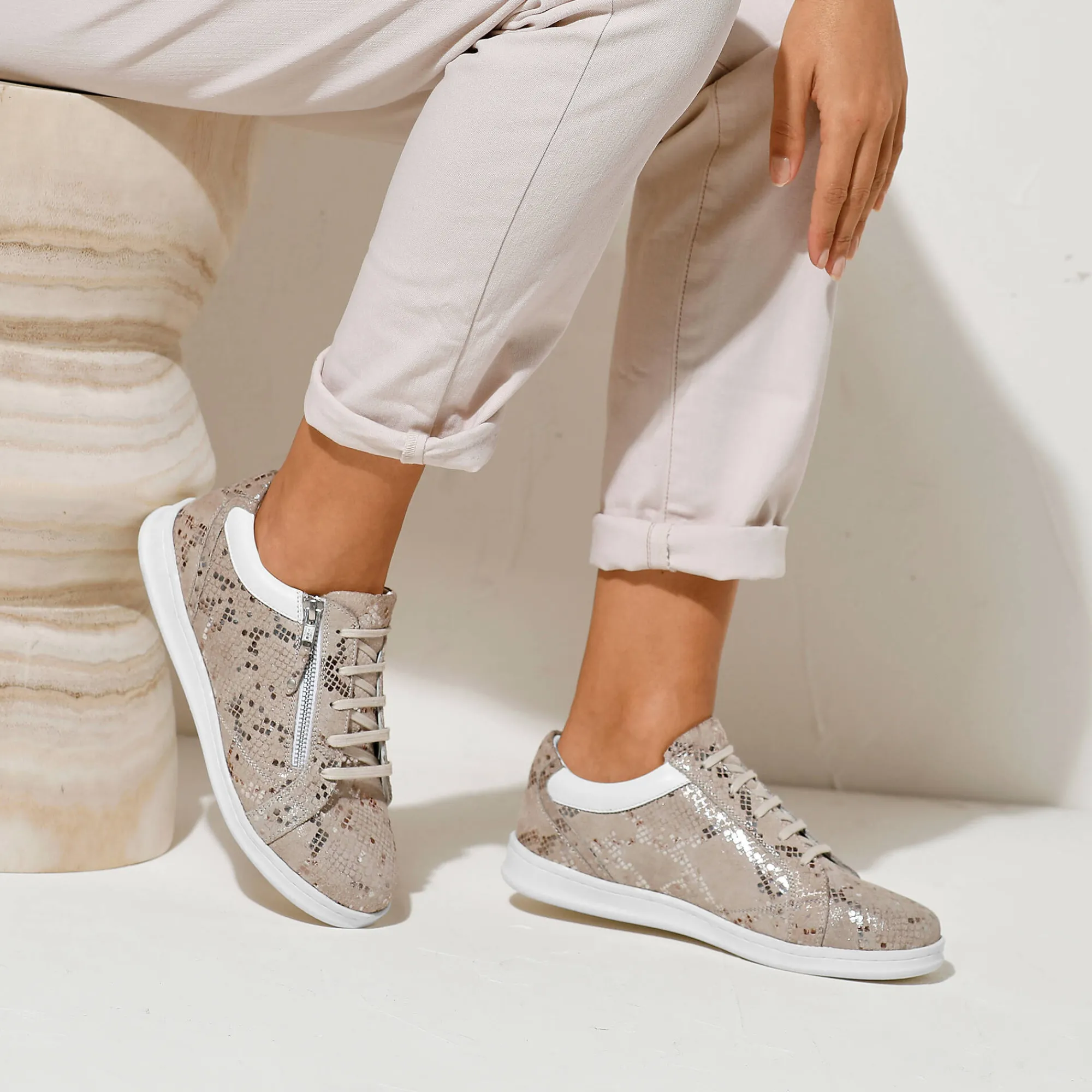 Baskets En Sneakers|Schoenen<Blancheporte Sneakers met rits, in geperforeerd leer GLANZEND BEIGE