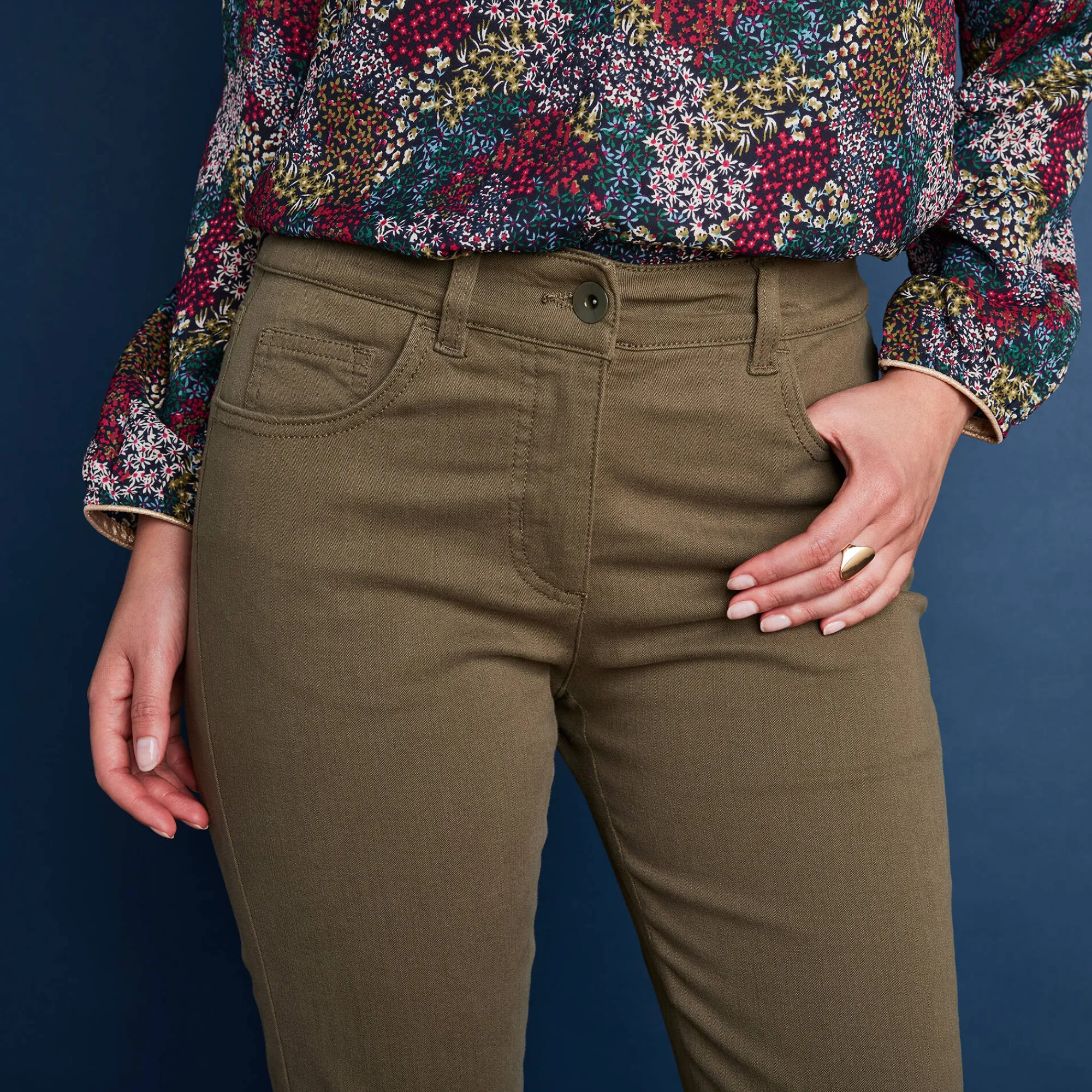 Broek<Colors&Co Steungevende broek voor kleine lengte, binnenpijplengte 75 cm olijfgroen