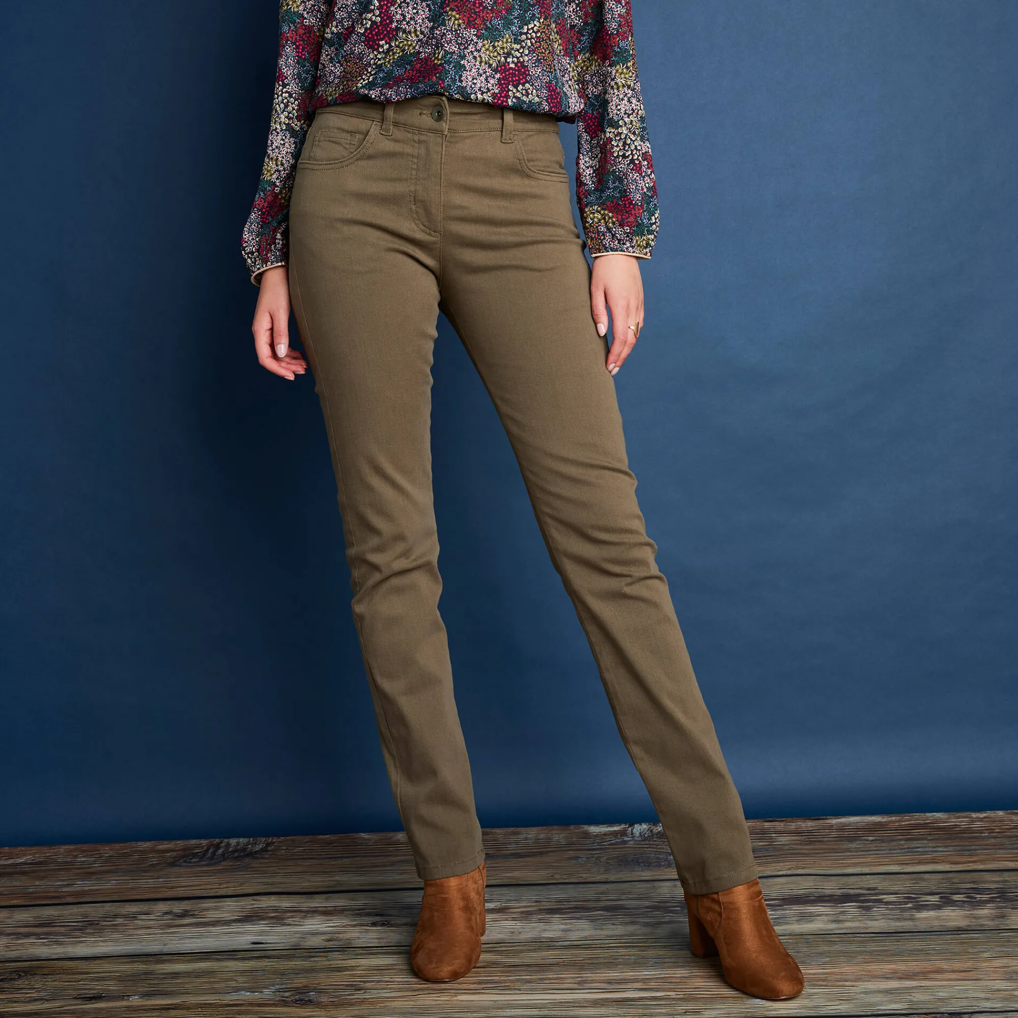 Broek<Colors&Co Steungevende broek voor kleine lengte, binnenpijplengte 75 cm olijfgroen
