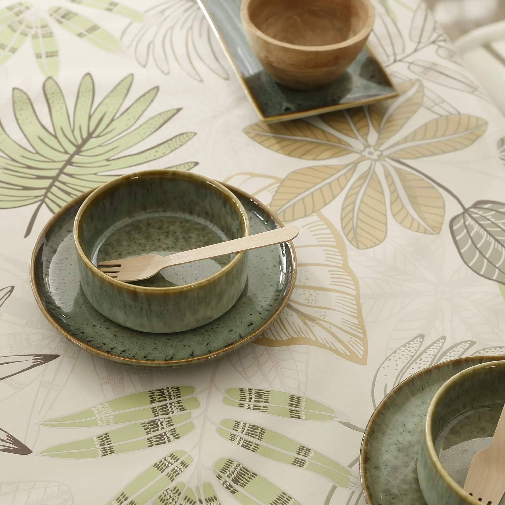 Tafelkleed<Blancheporte Tafellaken in toile cirée, met bladerenprint groen / beige