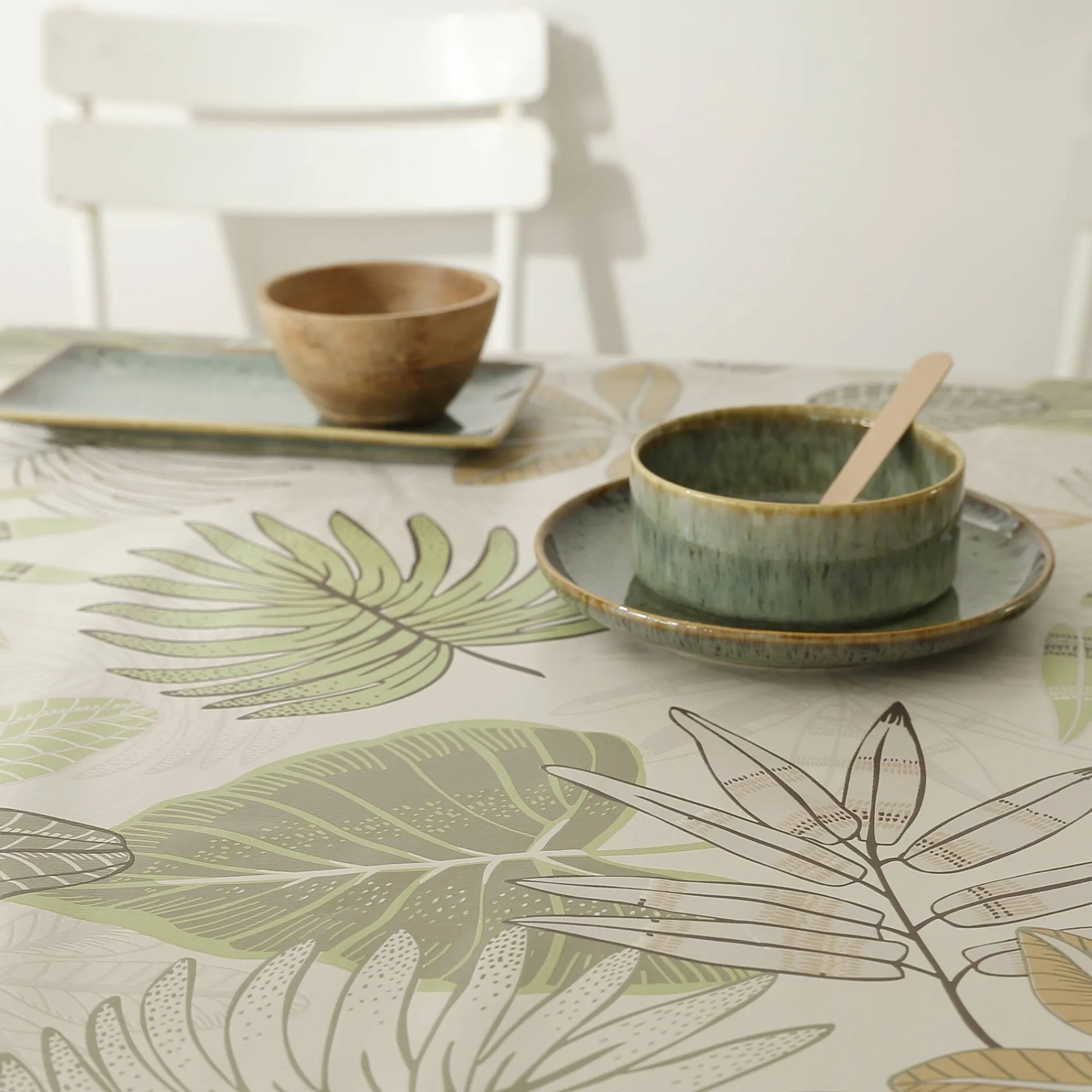 Tafelkleed<Blancheporte Tafellaken in toile cirée, met bladerenprint groen / beige