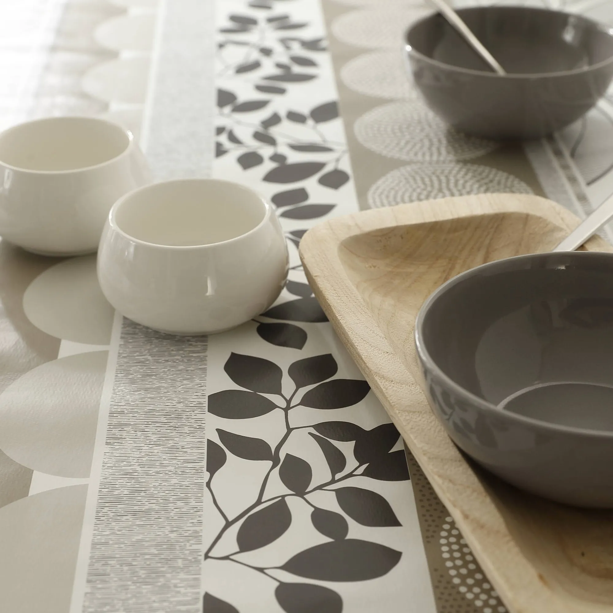 Tafelkleed<Blancheporte Tafellaken in toile cirée met bladeren- en tafellopereffect taupe / wit