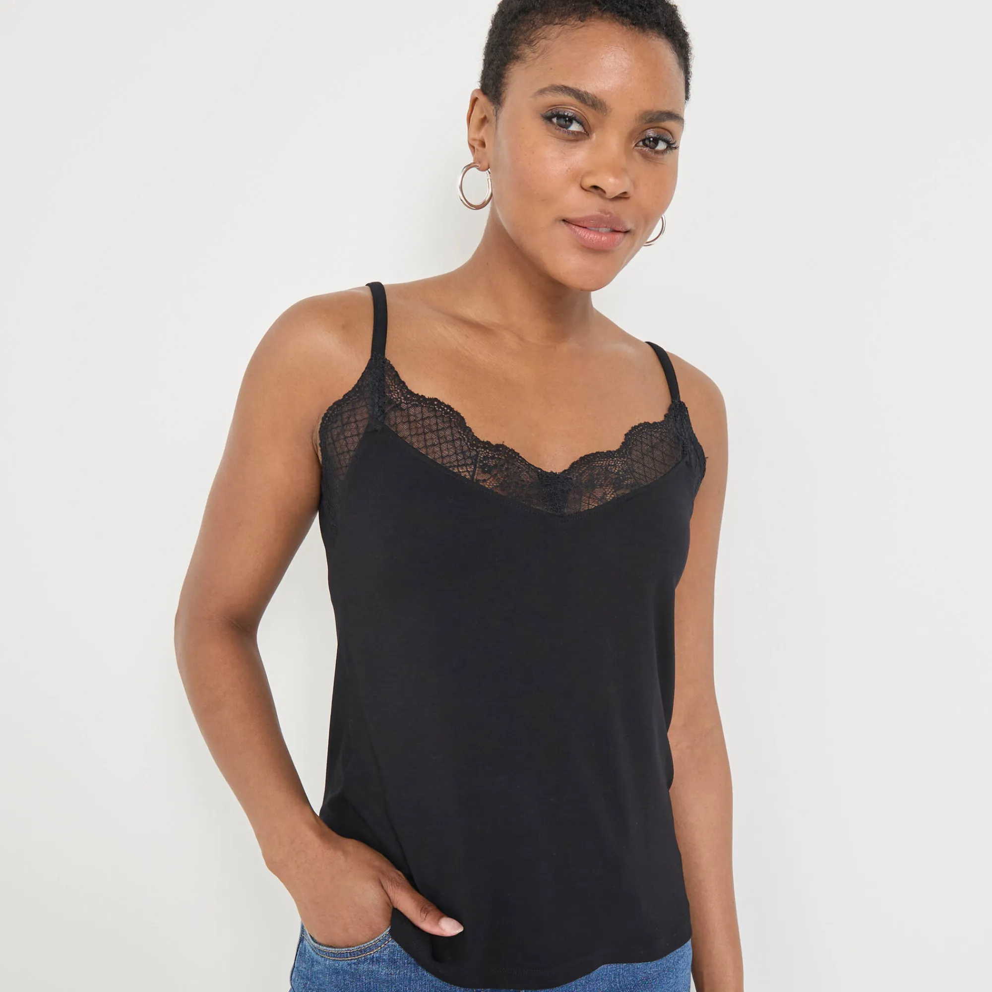 T-Shirt En Topje<Blancheporte Topje met V-hals in kant, verstelbare bandjes zwart