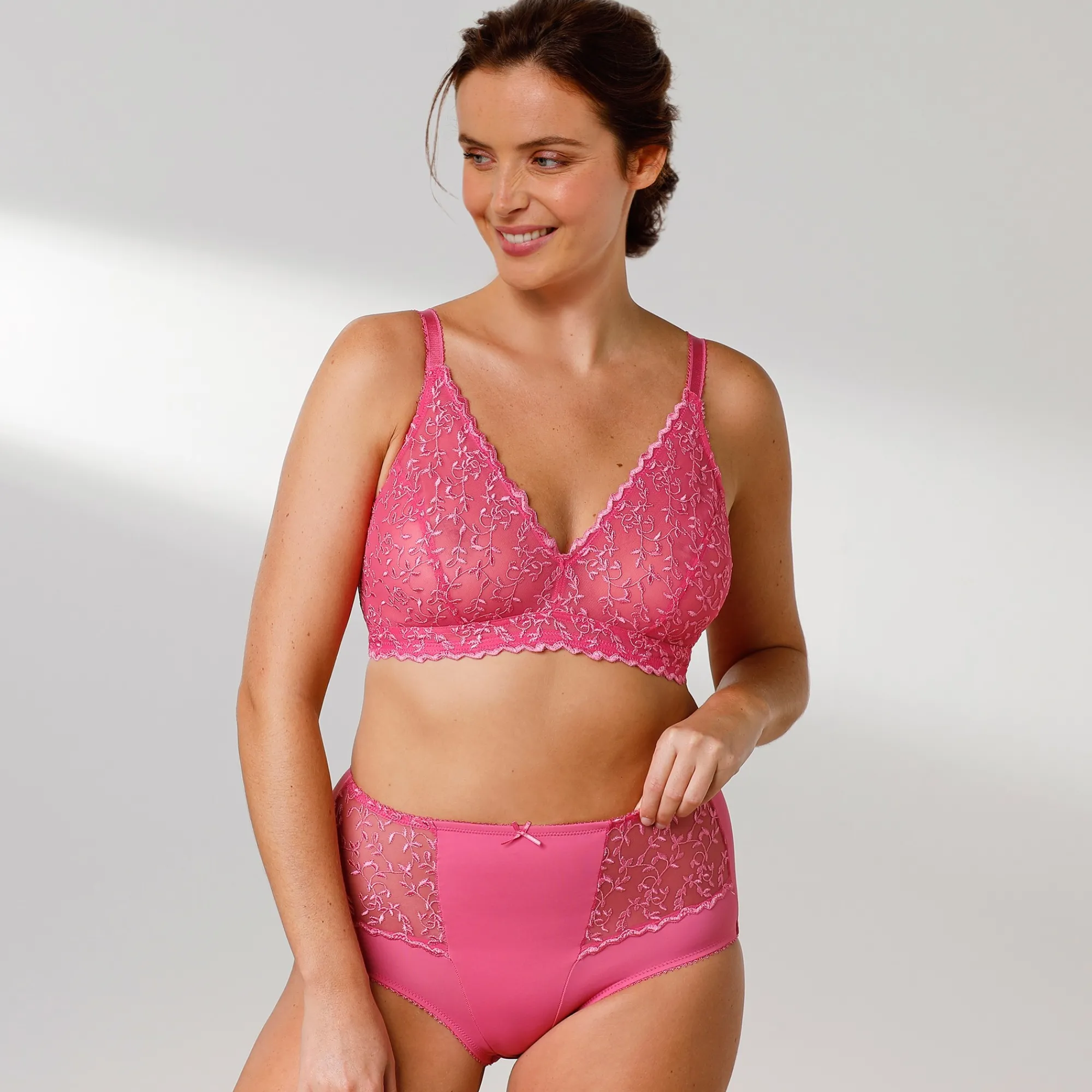 Beha<Confidence Lingerie Triangelbeha in geborduurde stretchtule Batlow - zonder beugels roze