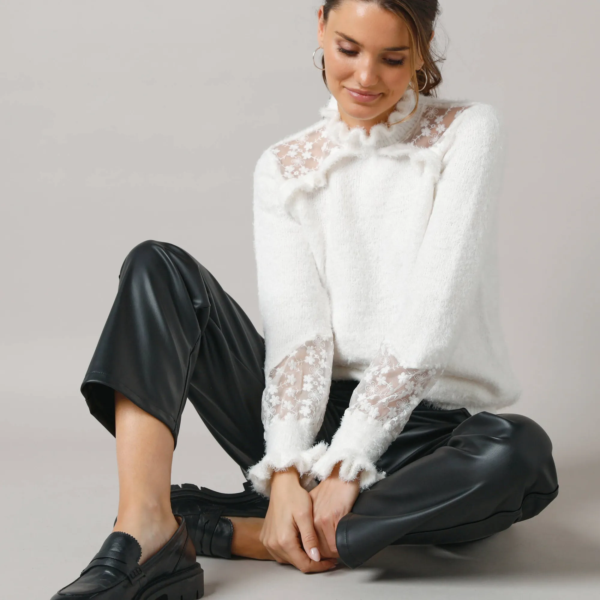 Feestoutfits Dames|Trui En Vest<Lora Zellini Trui met opstaande ruchekraag, harig tricot en geborduurde tule ecru