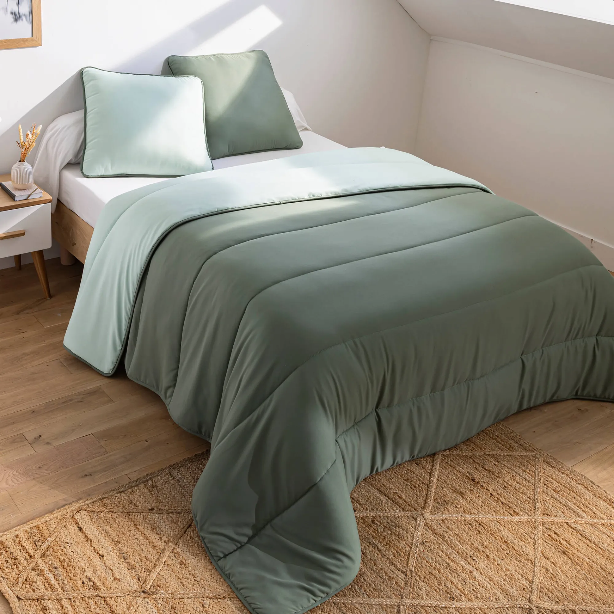 Dekbed<Blancheporte Tweekleurig deken in microvezel 350g/m2 eucalyptus / amandelgroen