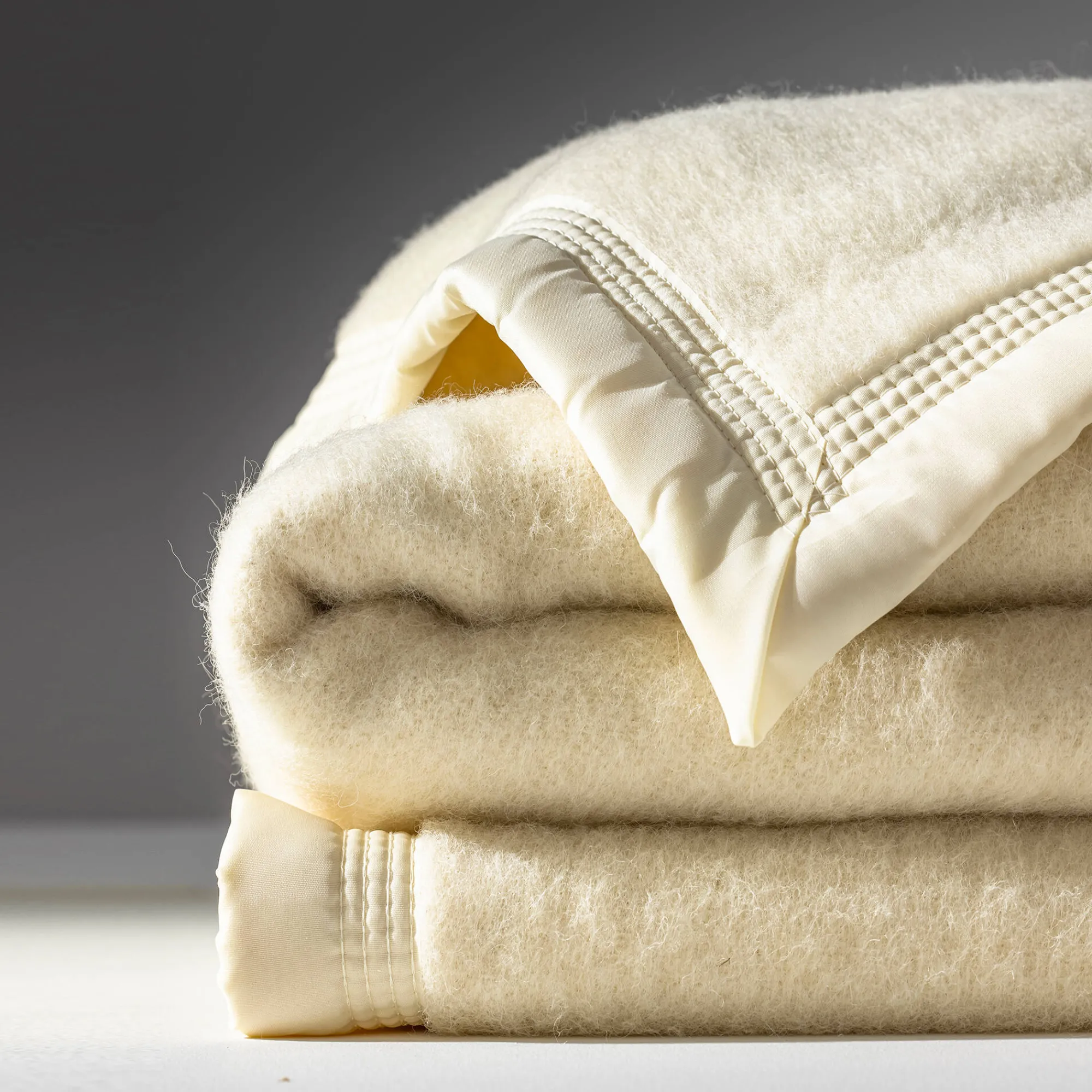Deken<Ourson Tweekleurig deken in wol 600g/m2 ecru