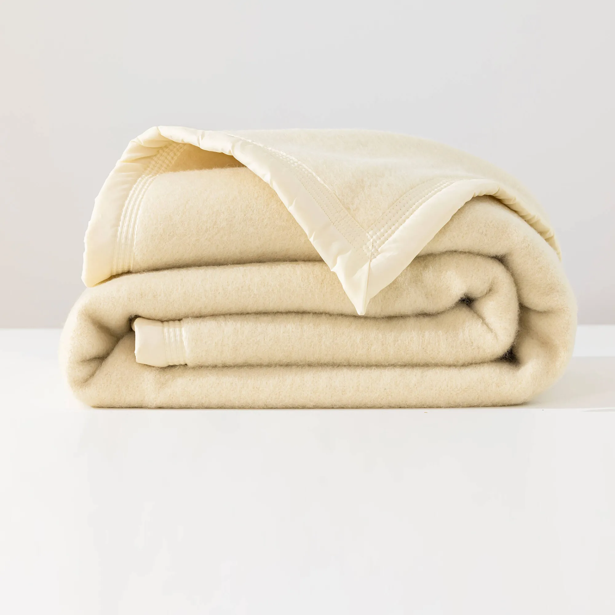 Deken<Ourson Tweekleurig deken in wol 600g/m2 ecru