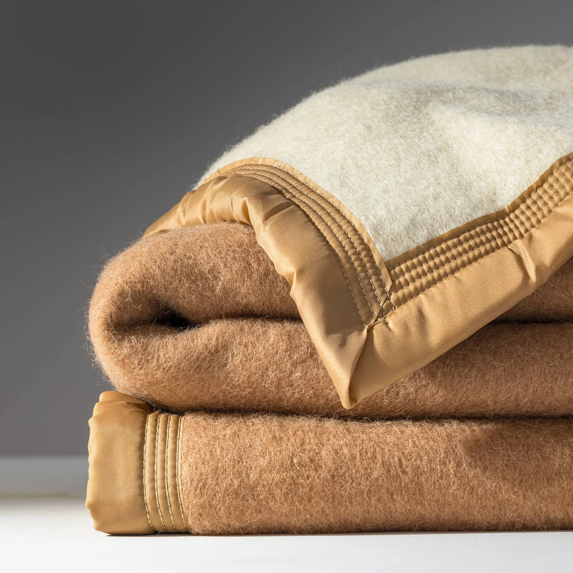 Deken<Ourson Tweekleurig deken in wol 600g/m2 camel