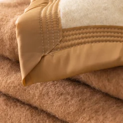 Deken<Ourson Tweekleurig deken in wol 600g/m2 camel