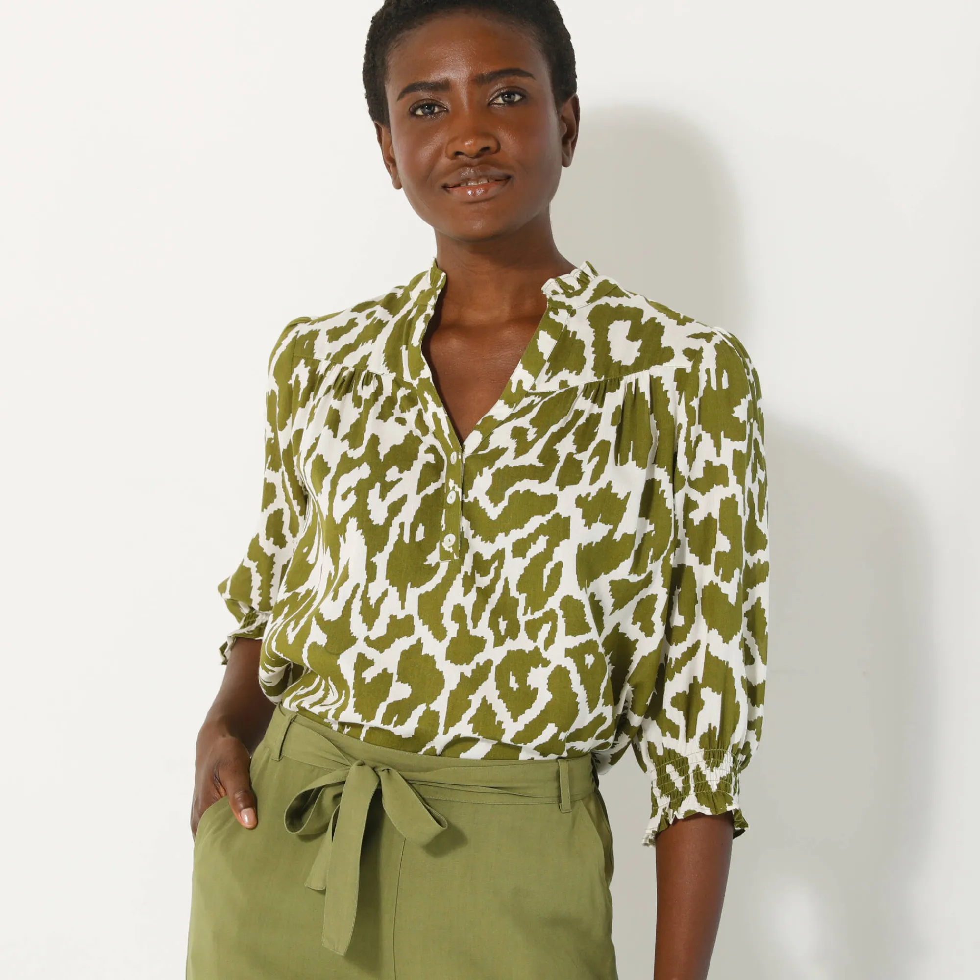 Bloes En Tuniek<Blancheporte Tweekleurige bloes met Tunesische hals, ellebooglange mouwen met smokwerk beige / groen