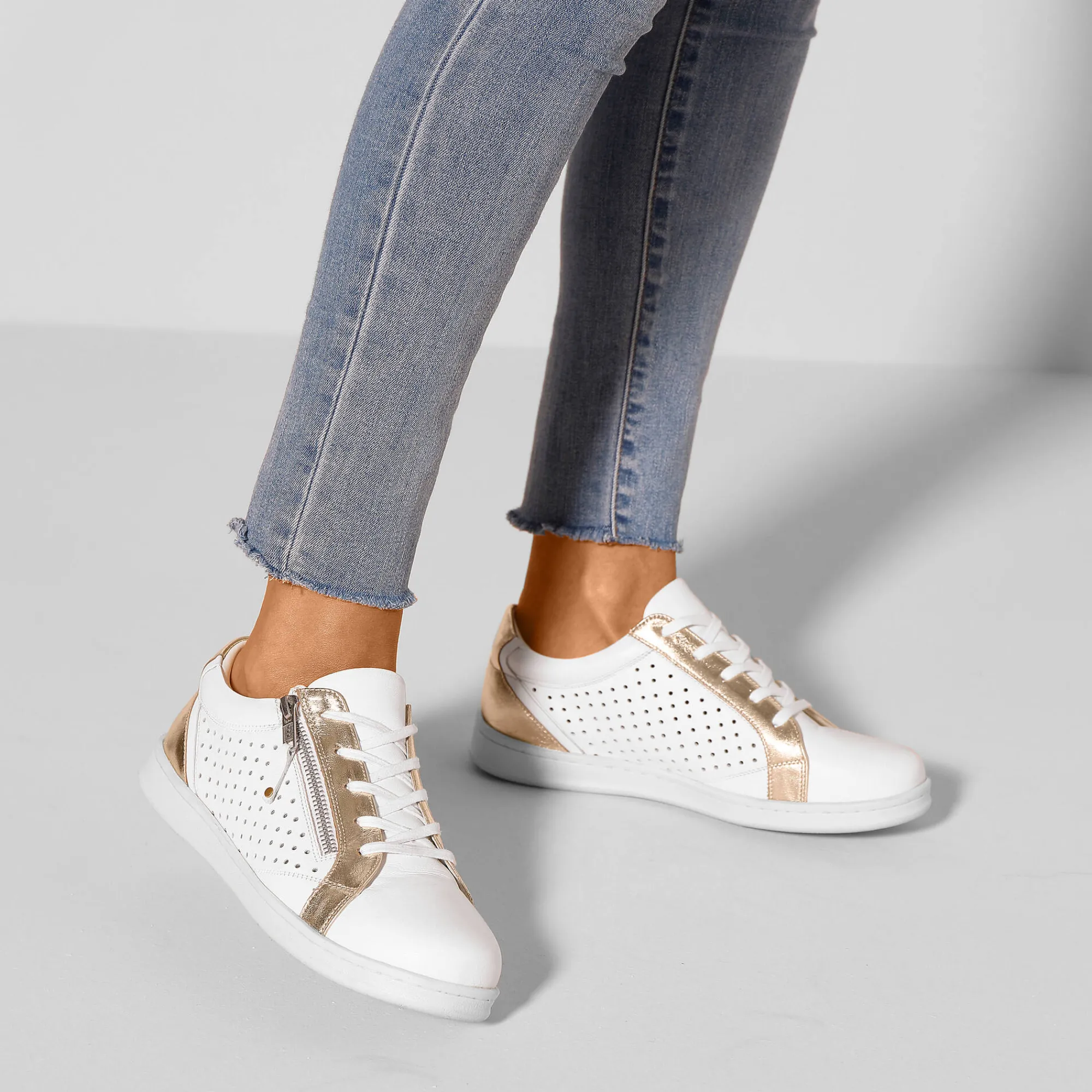 Baskets En Sneakers|Schoenen<Blancheporte Tweekleurige sneakers in geperforeerd leer met rits wit / goudkleurig
