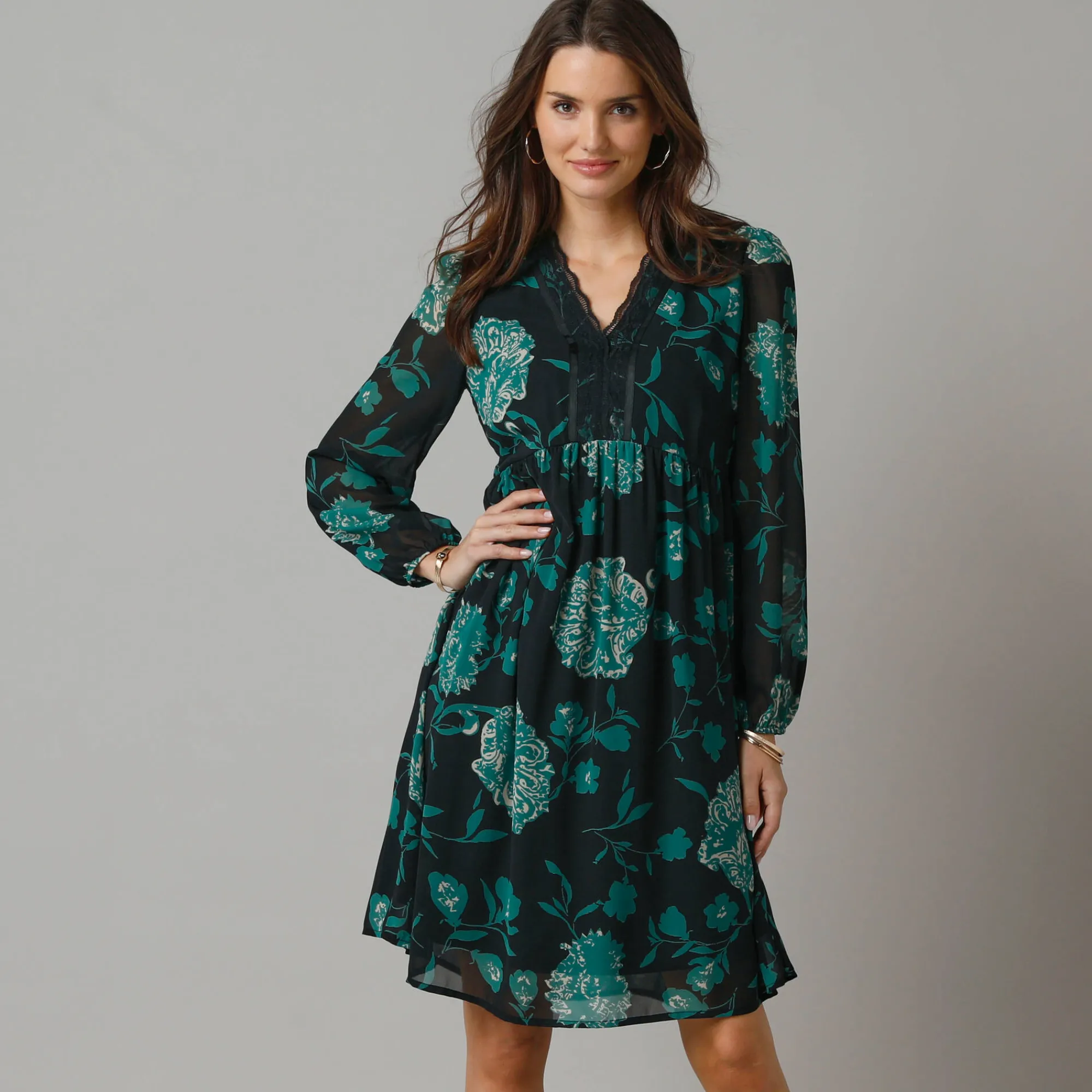 Feestoutfits Dames|Jurk<Lora Zellini Uitlopende jurk in bloemenvoile, V-hals in kant zwart / groen