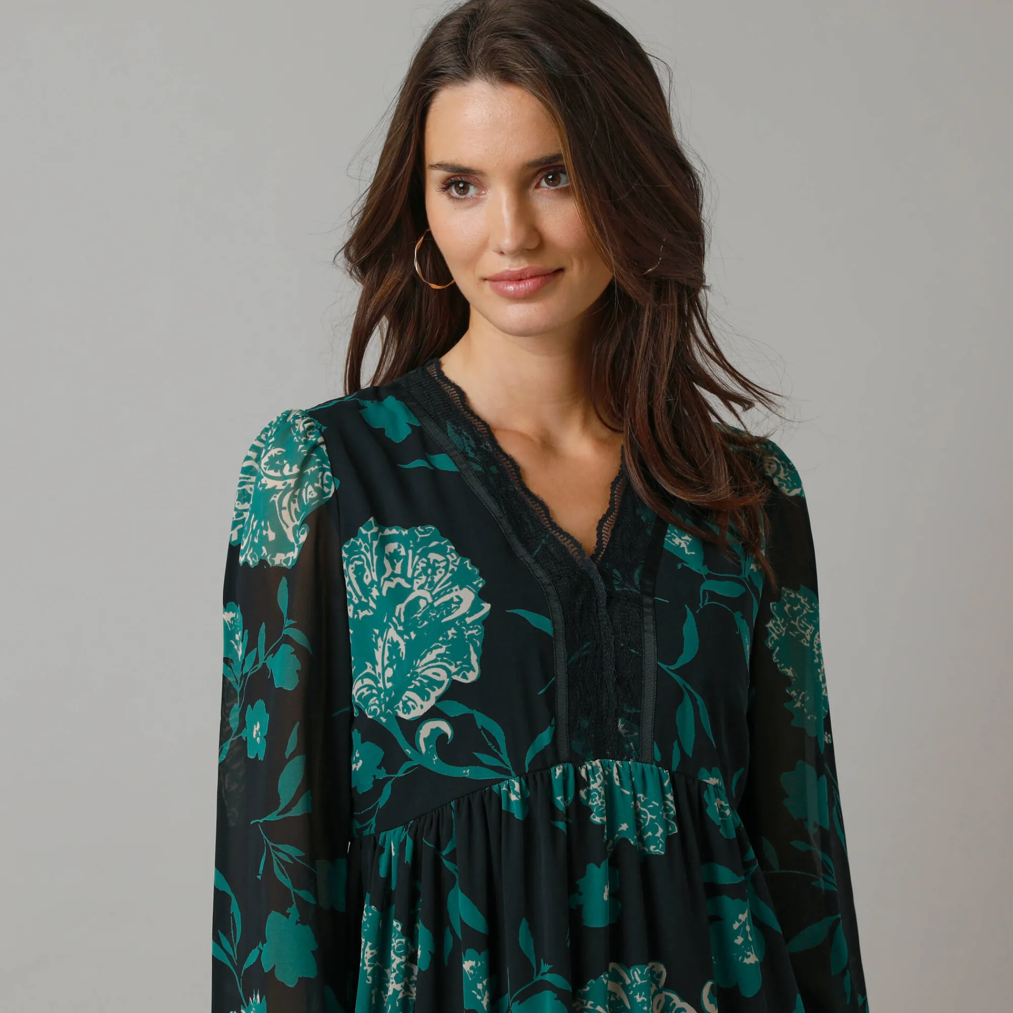 Feestoutfits Dames|Jurk<Lora Zellini Uitlopende jurk in bloemenvoile, V-hals in kant zwart / groen
