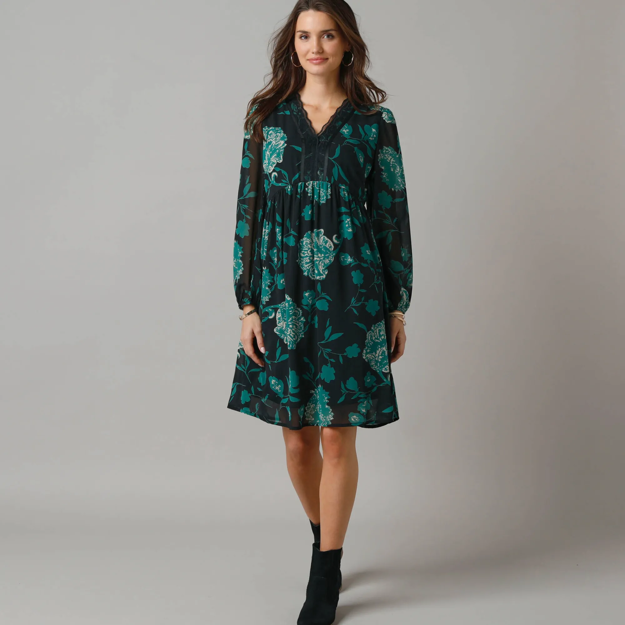 Feestoutfits Dames|Jurk<Lora Zellini Uitlopende jurk in bloemenvoile, V-hals in kant zwart / groen