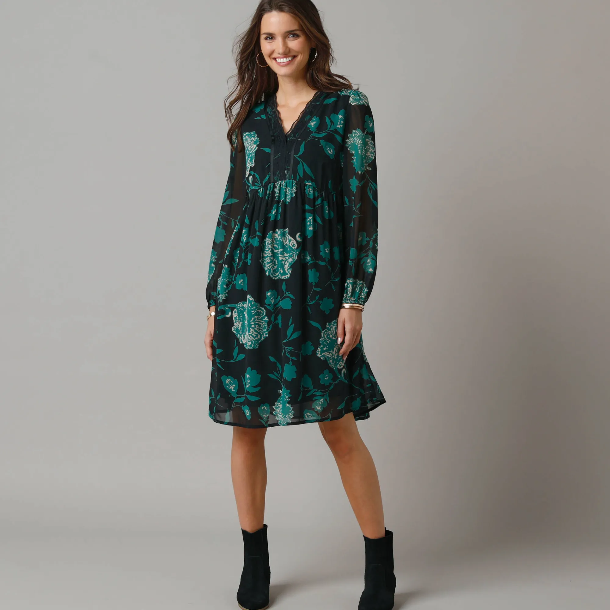 Feestoutfits Dames|Jurk<Lora Zellini Uitlopende jurk in bloemenvoile, V-hals in kant zwart / groen