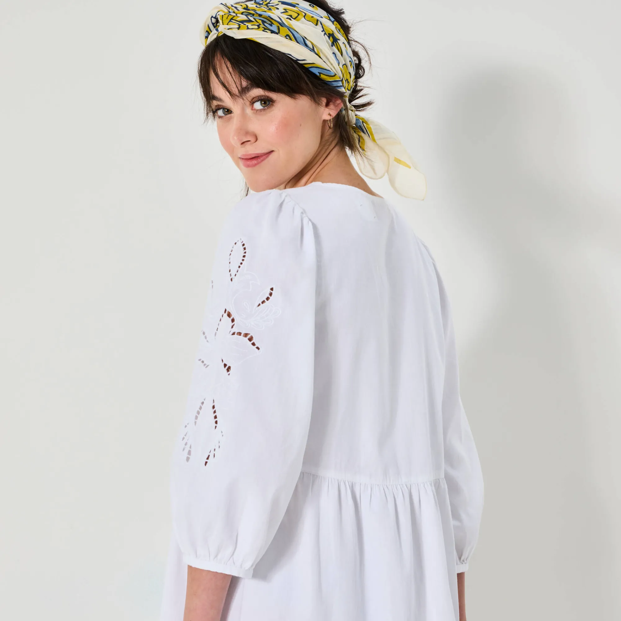 Jurk<Blancheporte Uitlopende korte jurk, details in broderie anglaise wit