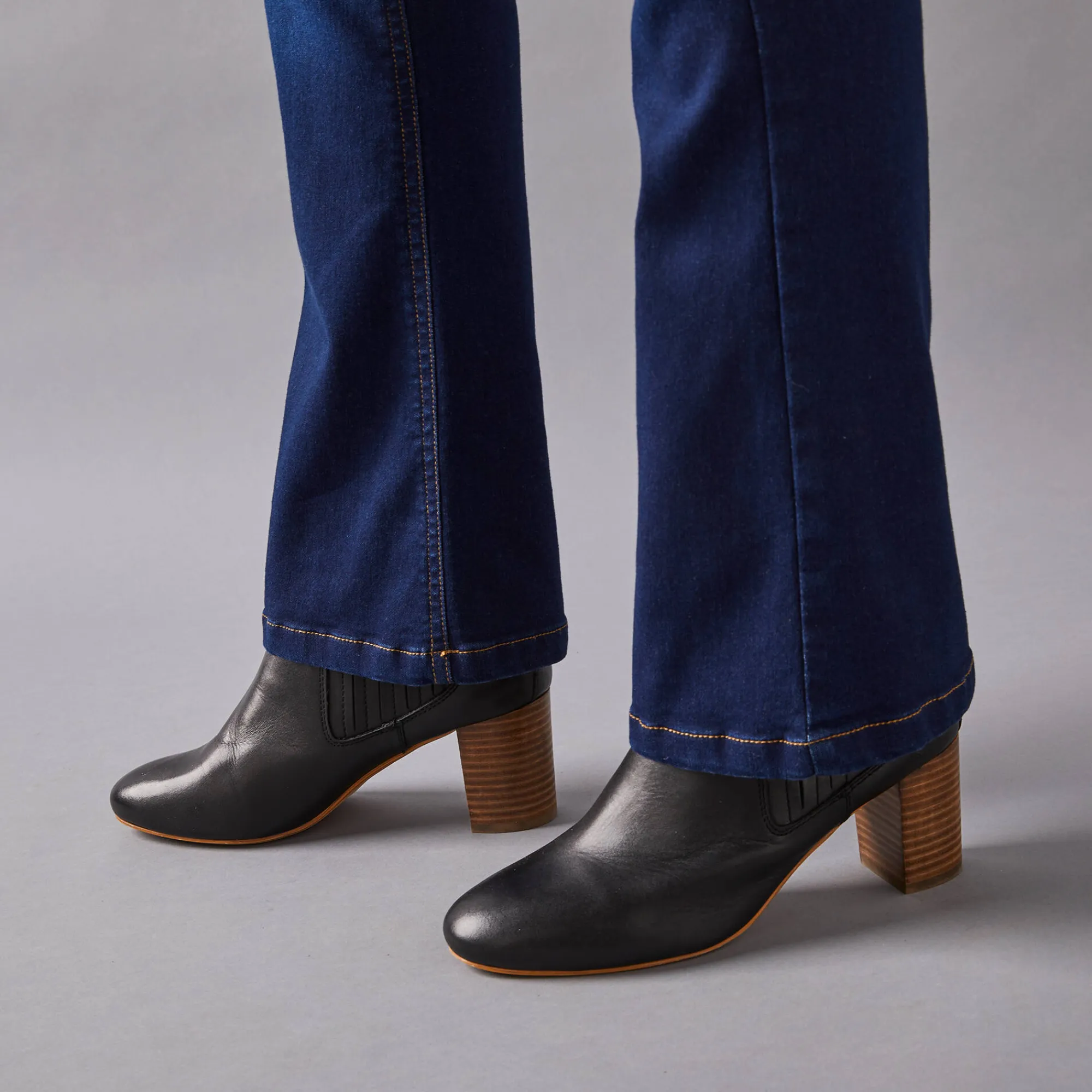 Jeans<Blancheporte Ultracomfortabele bootcutjeans, tricot met denimeffect, kleine lengte dark blue