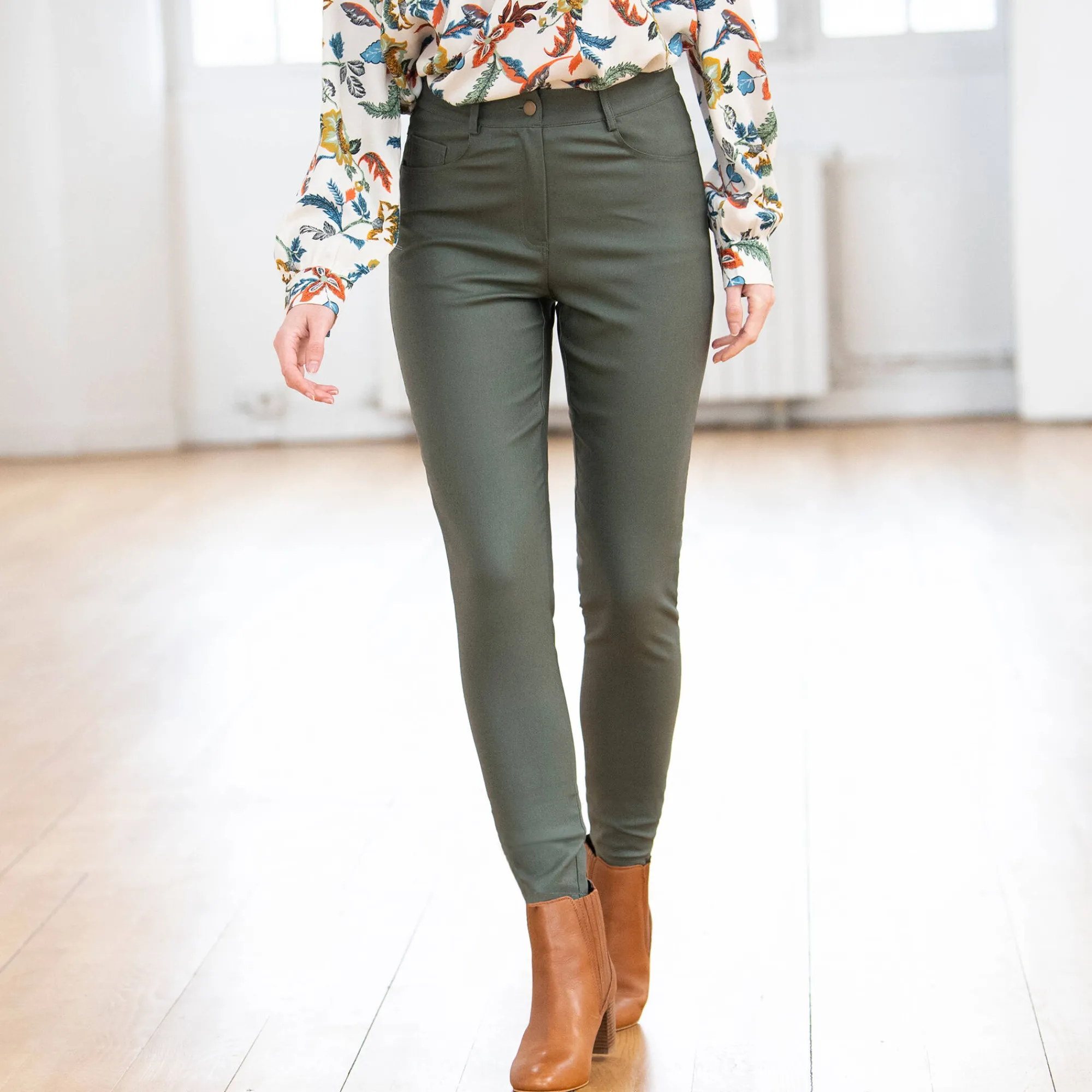 Broek<Blancheporte Ultrarekbare, nauwsluitende broek met coating kaki