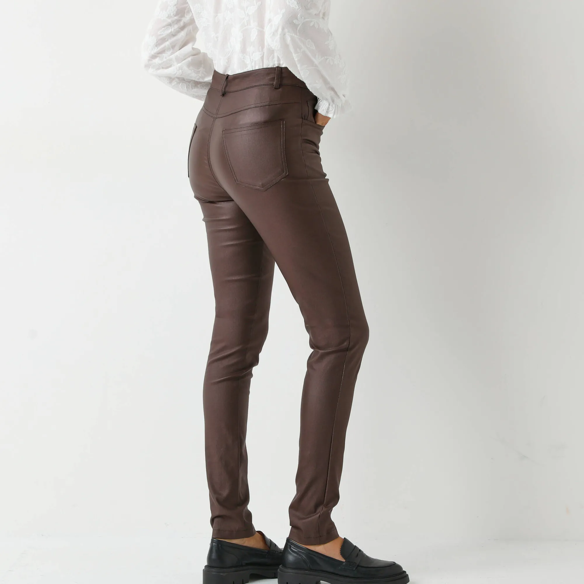 Broek<Blancheporte Ultrarekbare, nauwsluitende broek met coating chocolade