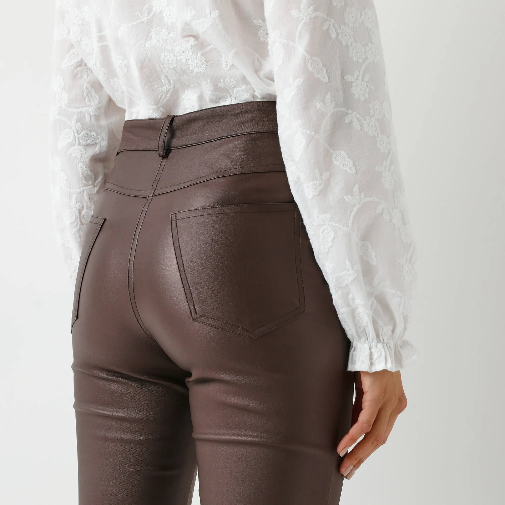 Broek<Blancheporte Ultrarekbare, nauwsluitende broek met coating chocolade