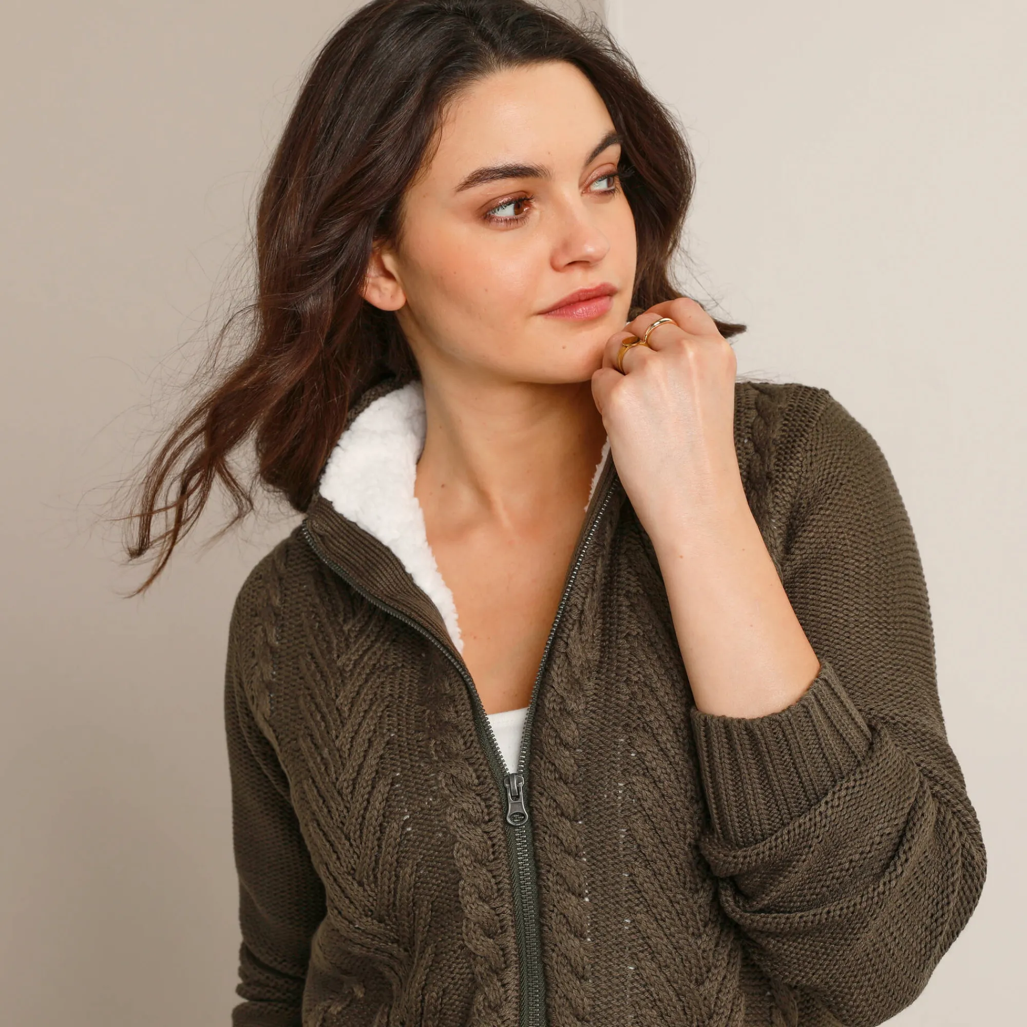 Trui En Vest<Blancheporte Vest met rits en kabelmotieven, gevoerd met pluchetricot donkerkaki