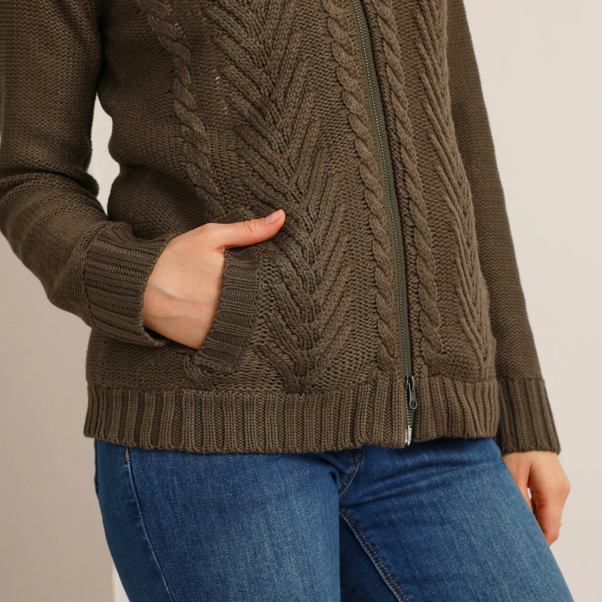 Trui En Vest<Blancheporte Vest met rits en kabelmotieven, gevoerd met pluchetricot donkerkaki