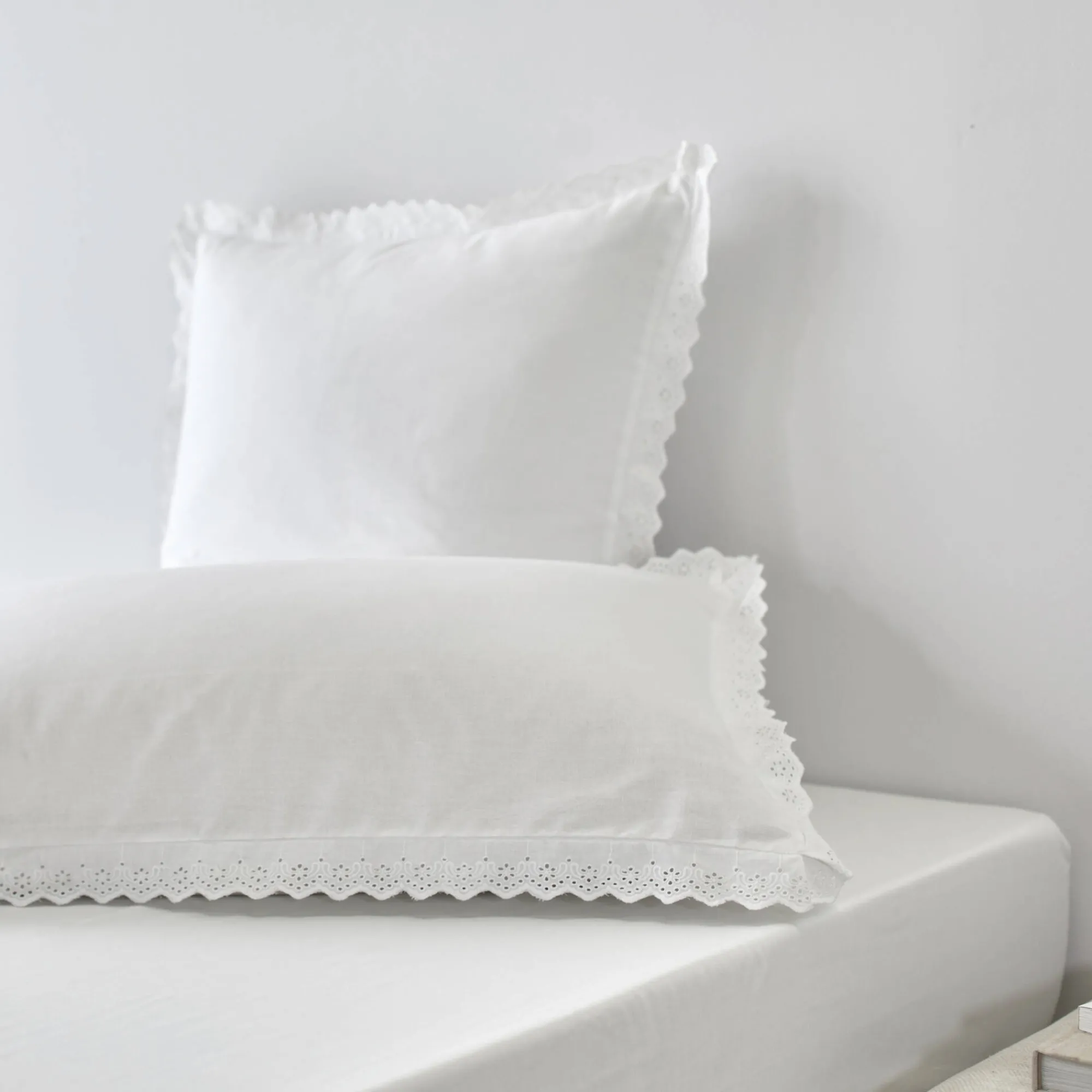 Effen Bedlinnen|Kussensloop<Colombine bedlinnen met borduursel ® wit