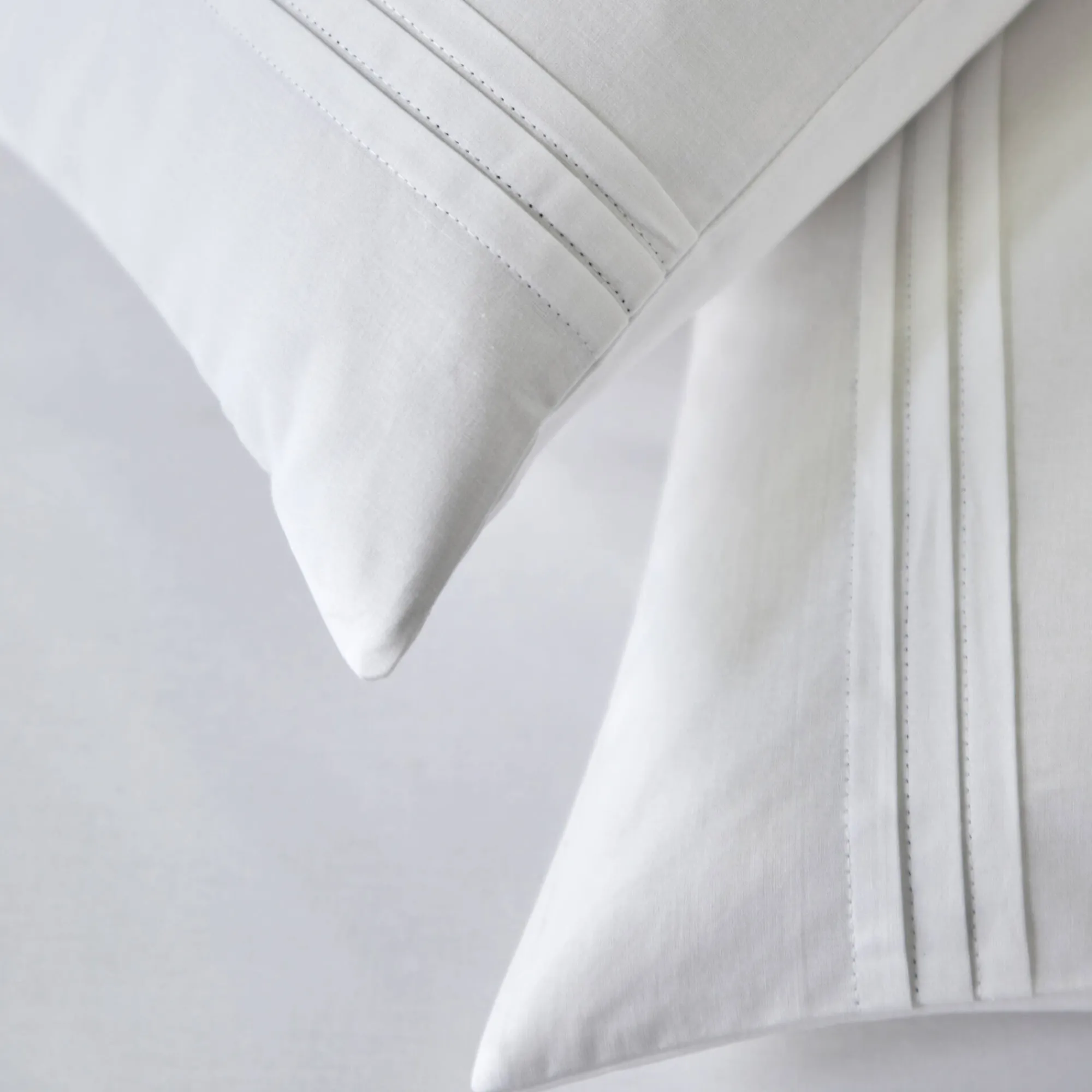 Effen Bedlinnen|Kussensloop<Blancheporte bedlinnen met platte plooien Colombine® wit